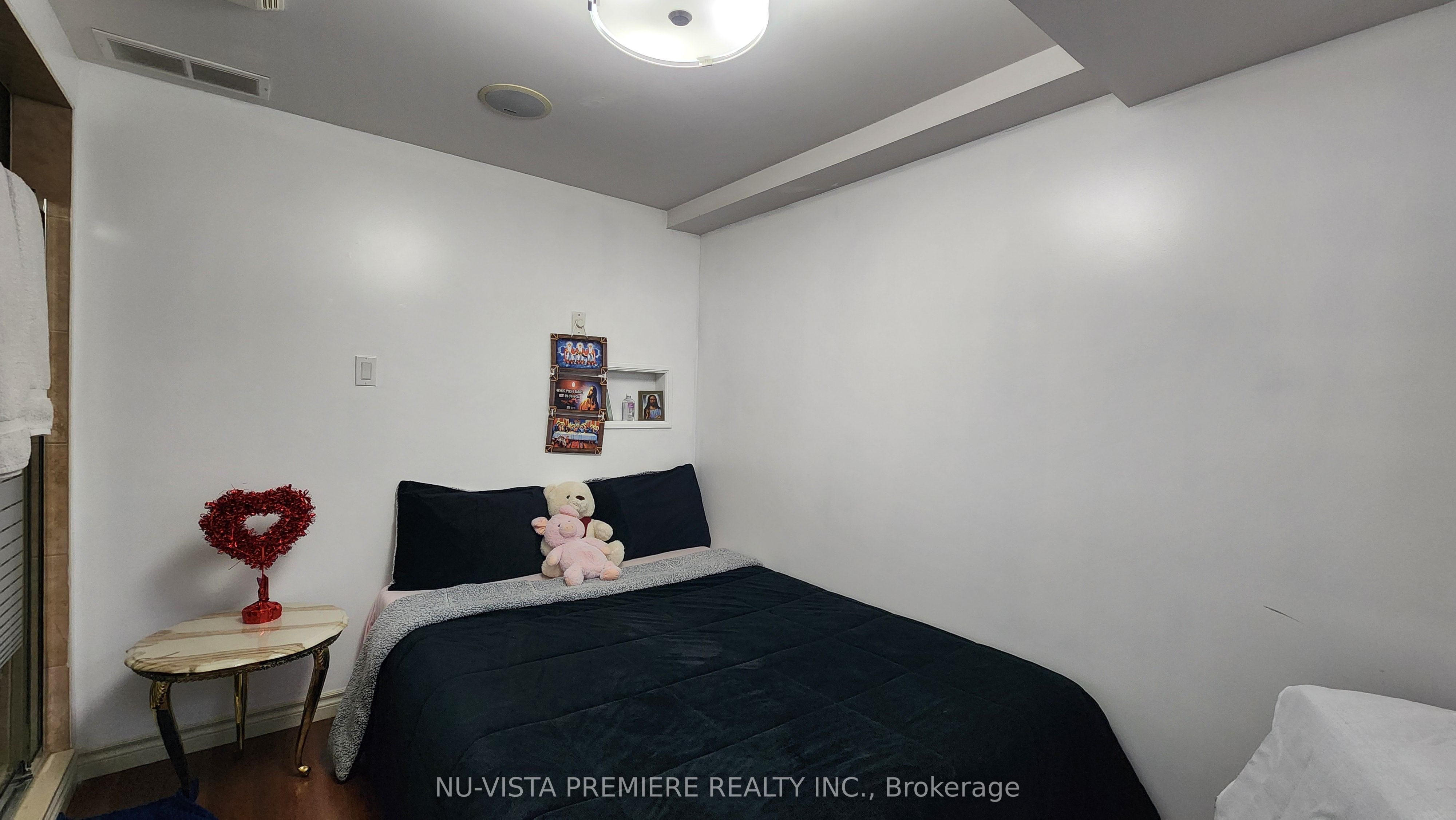 11 Oxford Street W Lower Property Photo 1