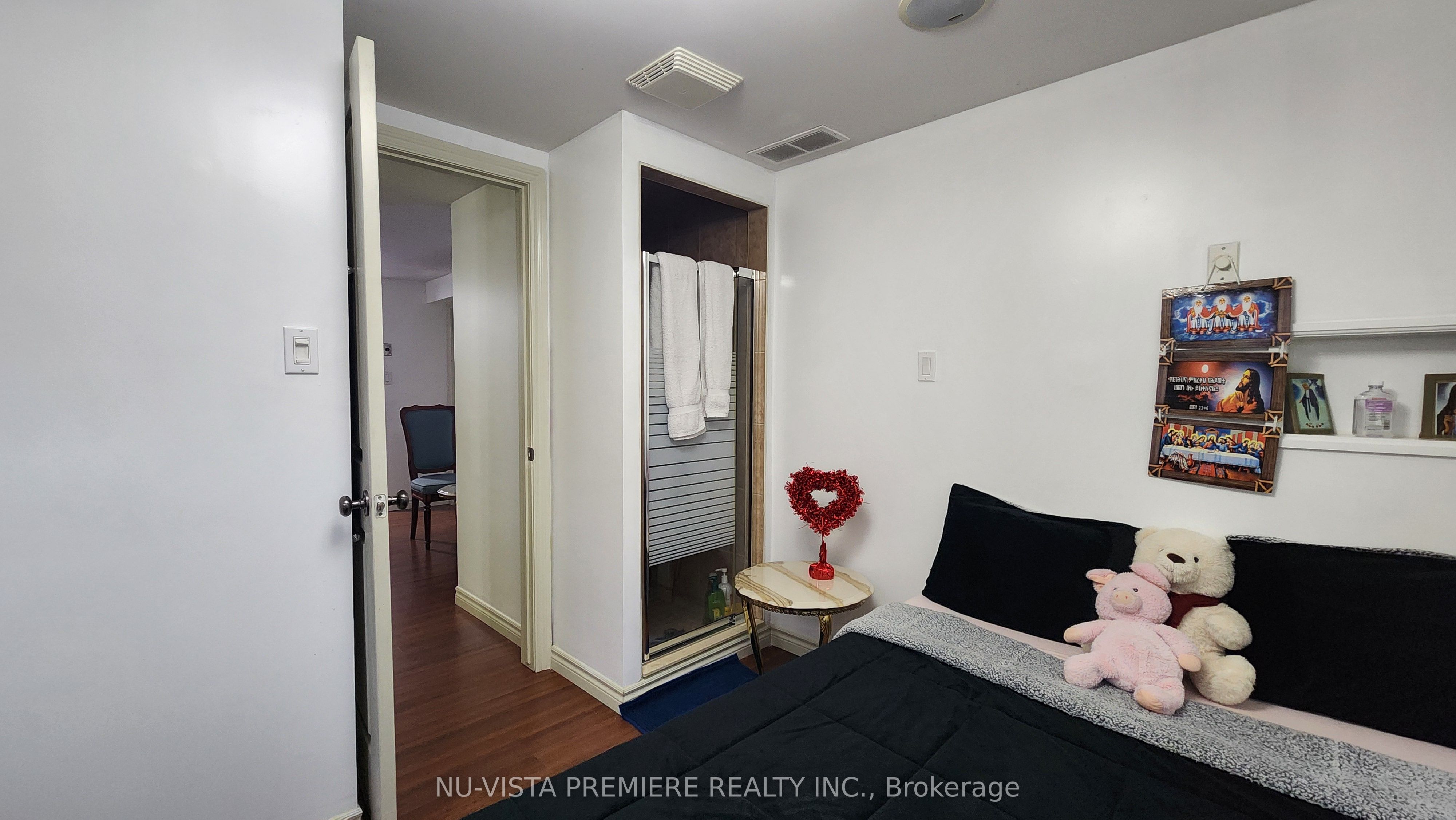 11 Oxford Street W Lower Property Photo 3