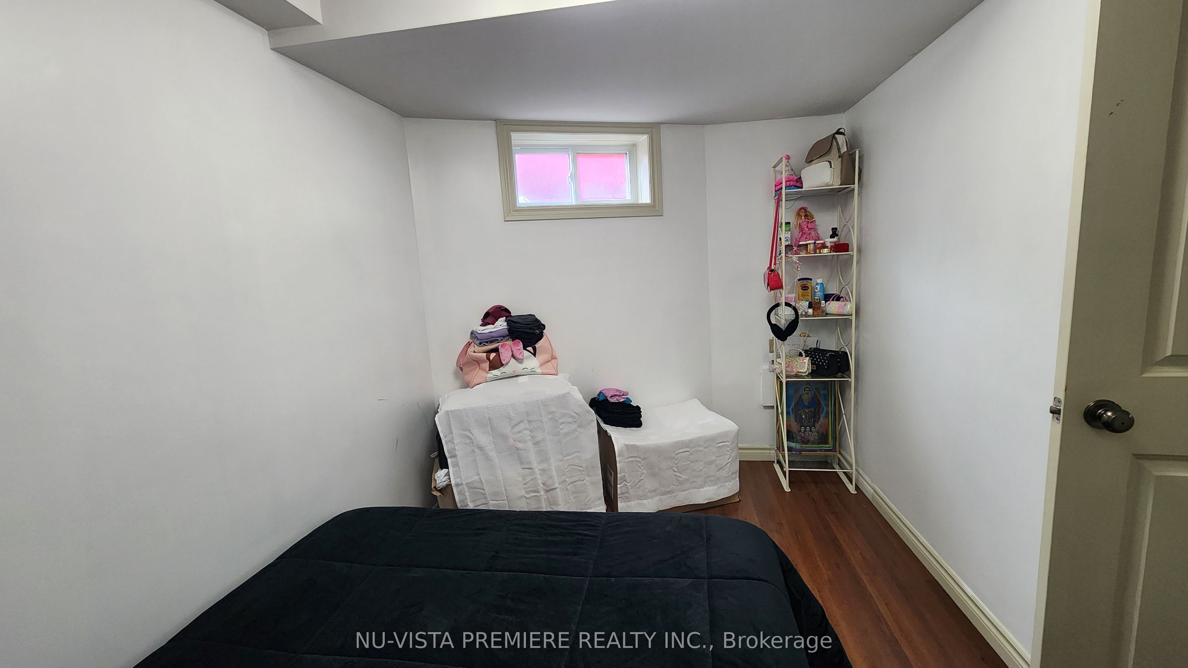 11 Oxford Street W Lower Property Photo 4