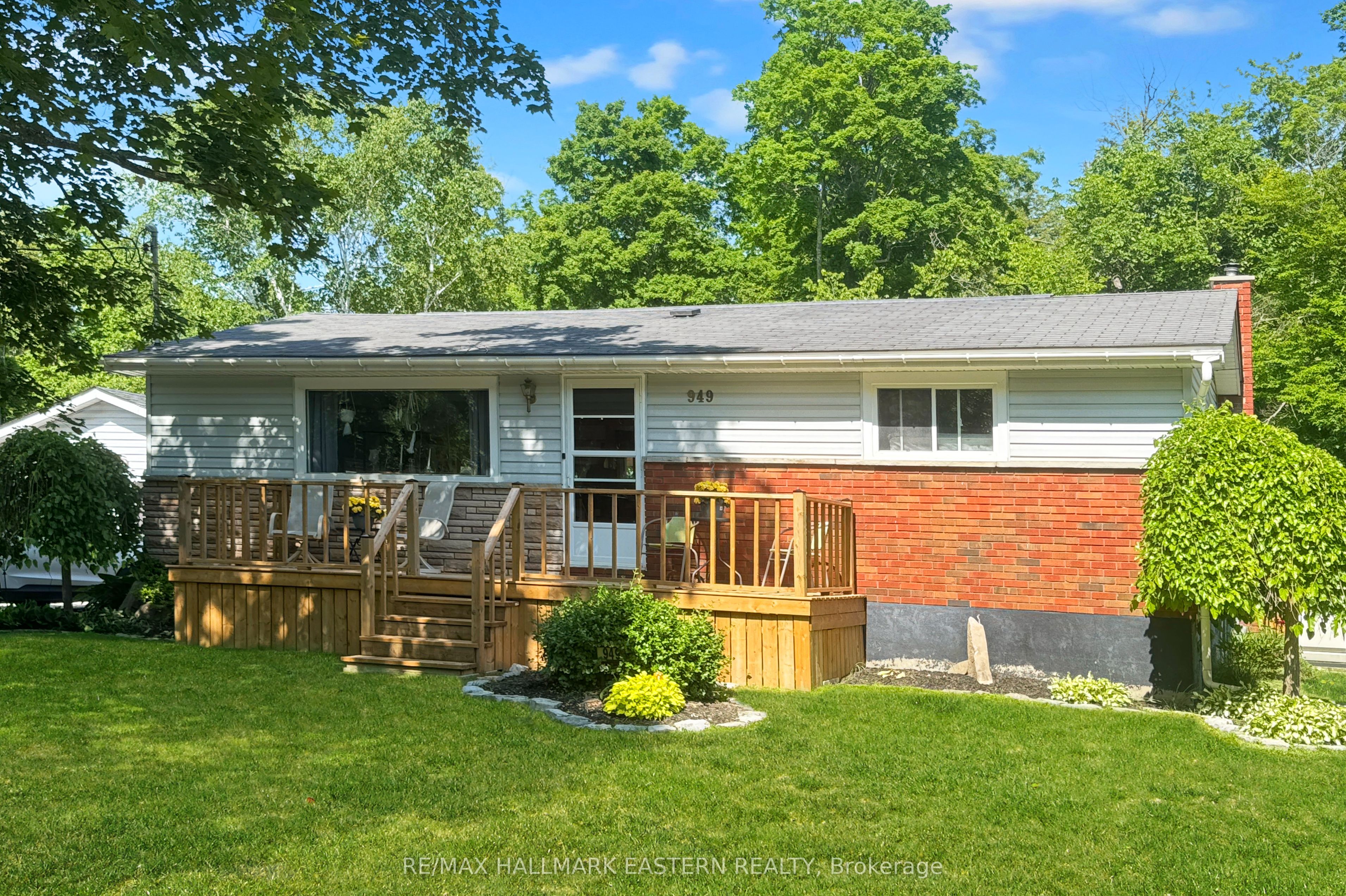 949 Hutchison Drive Property Photo 1