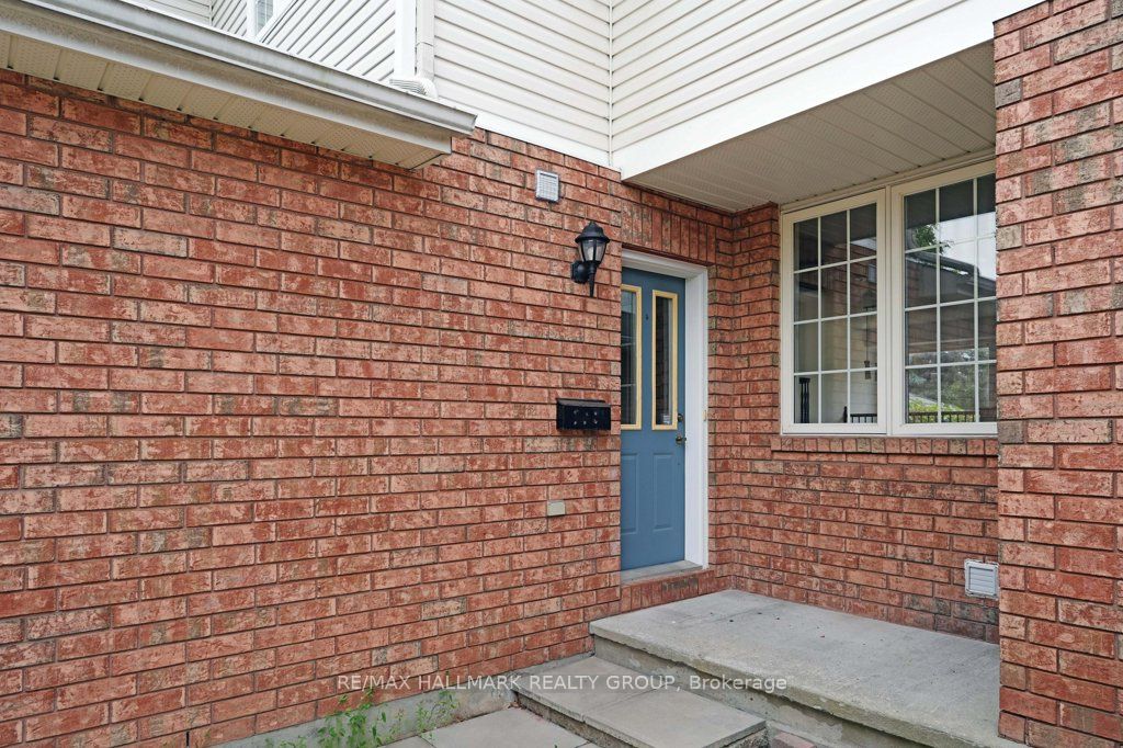 1429 Lynx Crescent Property Photo 3