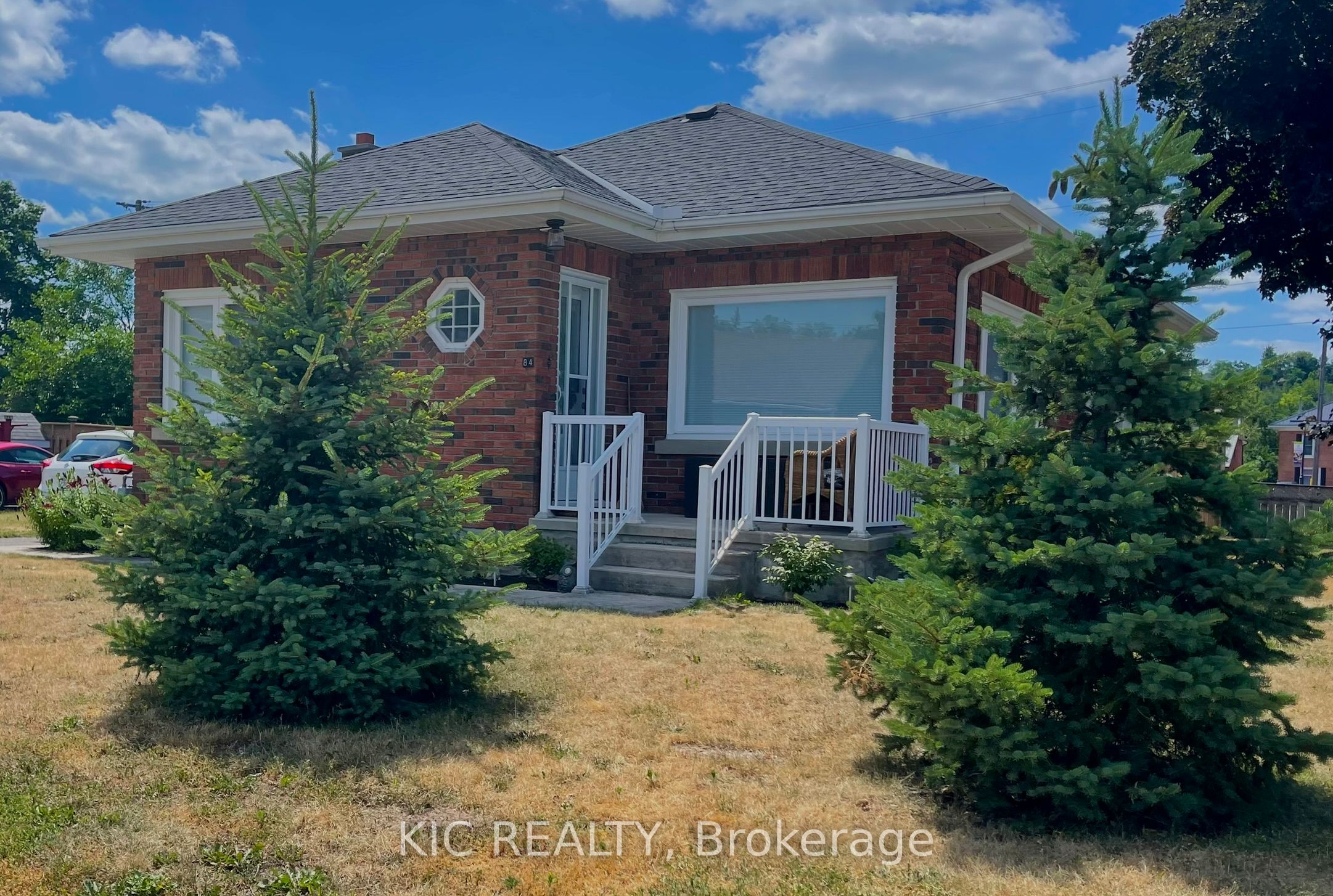 84 Doxsee Avenue N Property Photo 1