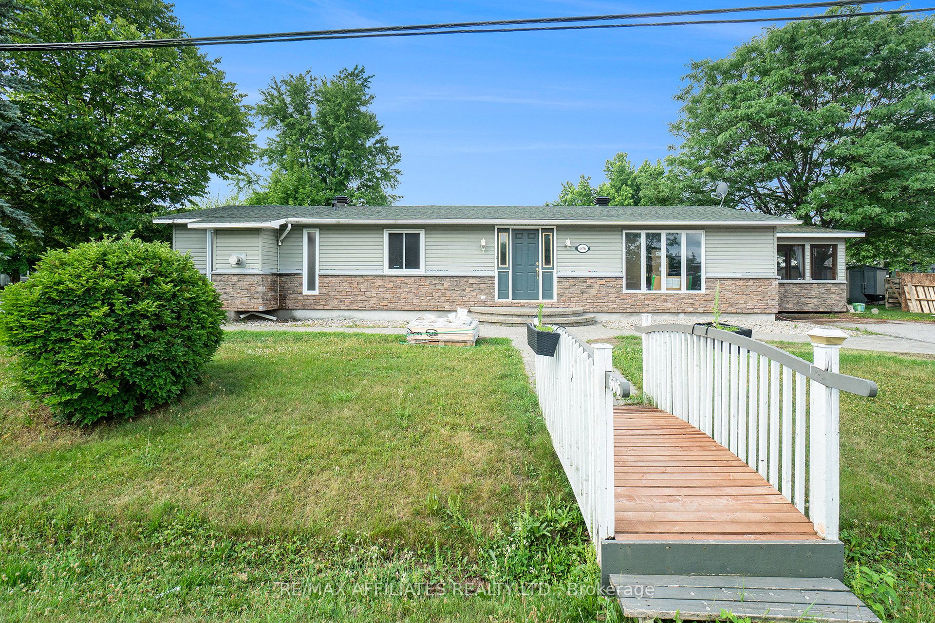 606 Lydia Street Property Photo 2