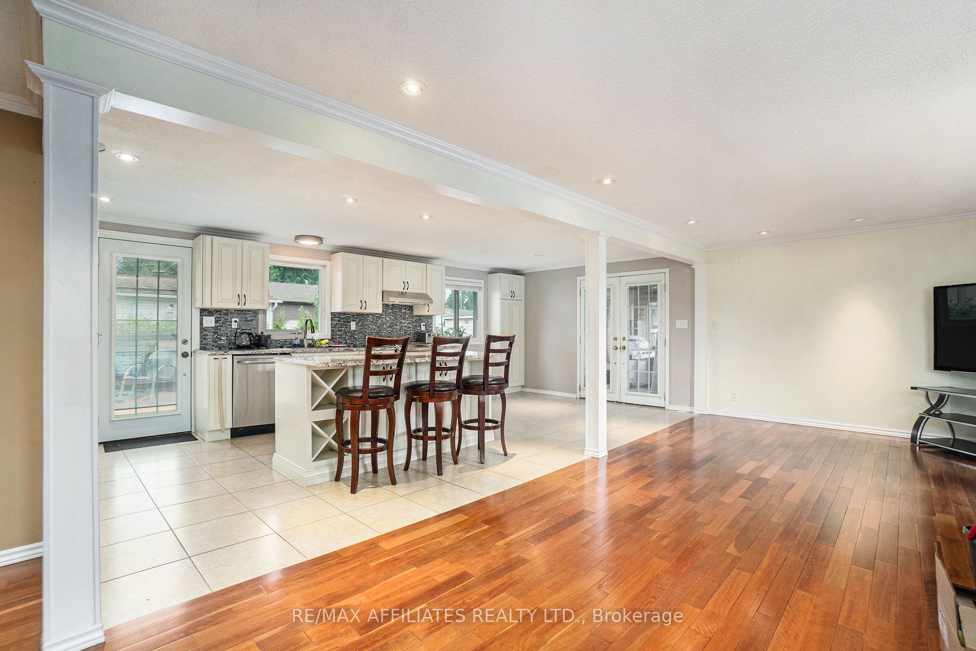 606 Lydia Street Property Photo 4