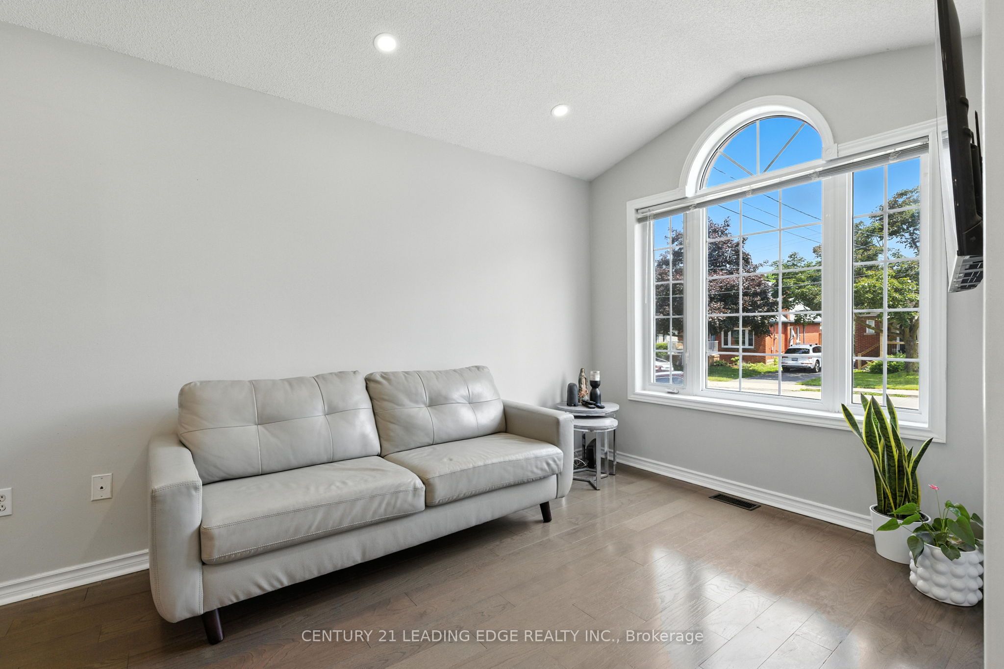 286 E 12th Street Property Photo 5