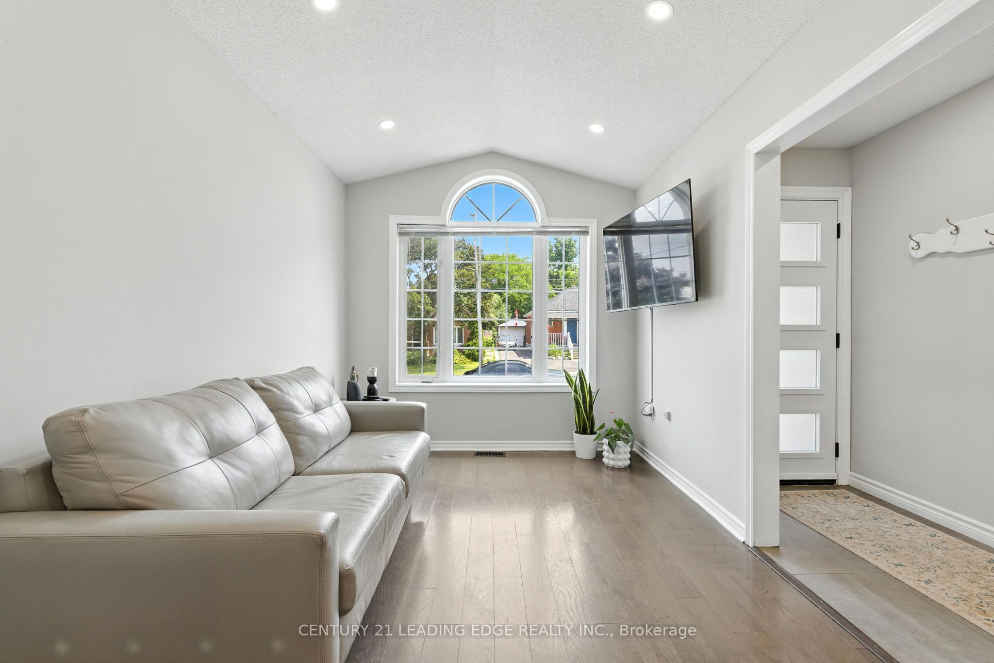 286 E 12th Street Property Photo 6