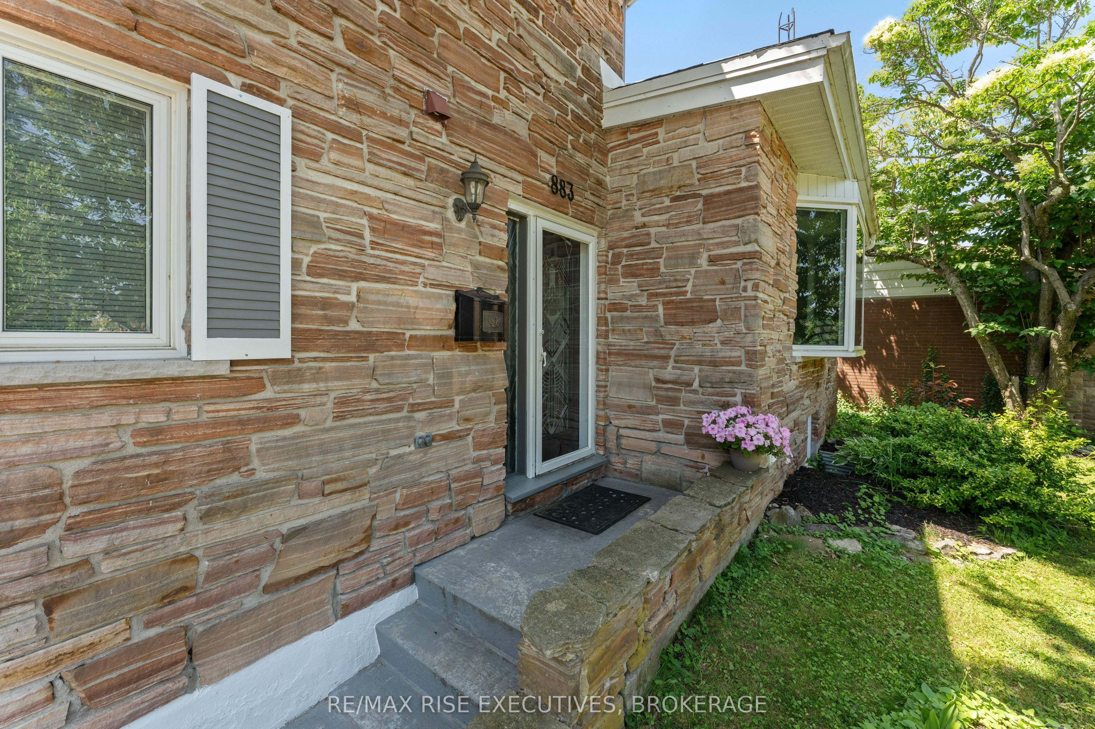 883 Percy Crescent Property Photo 2
