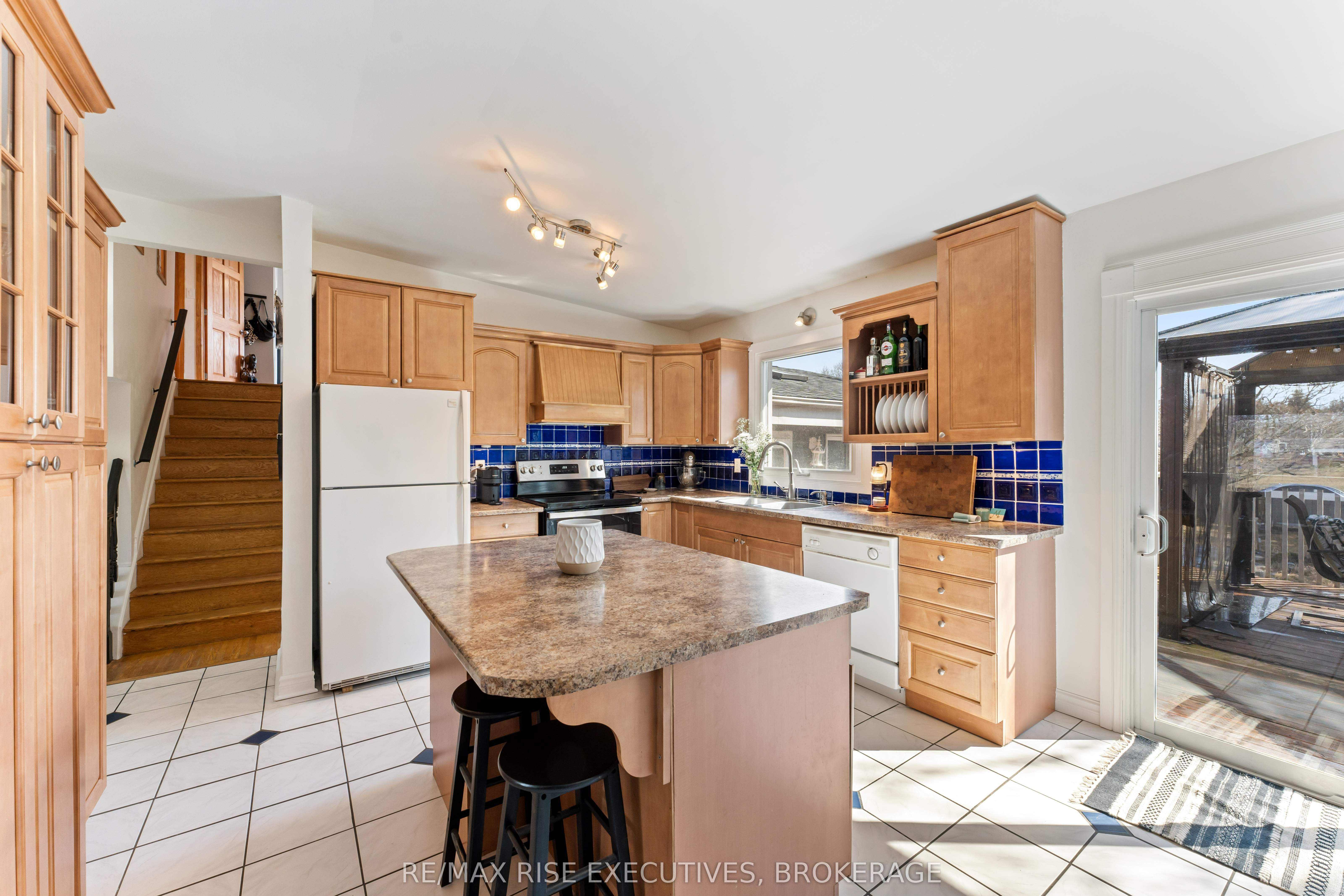 883 Percy Crescent Property Photo 8