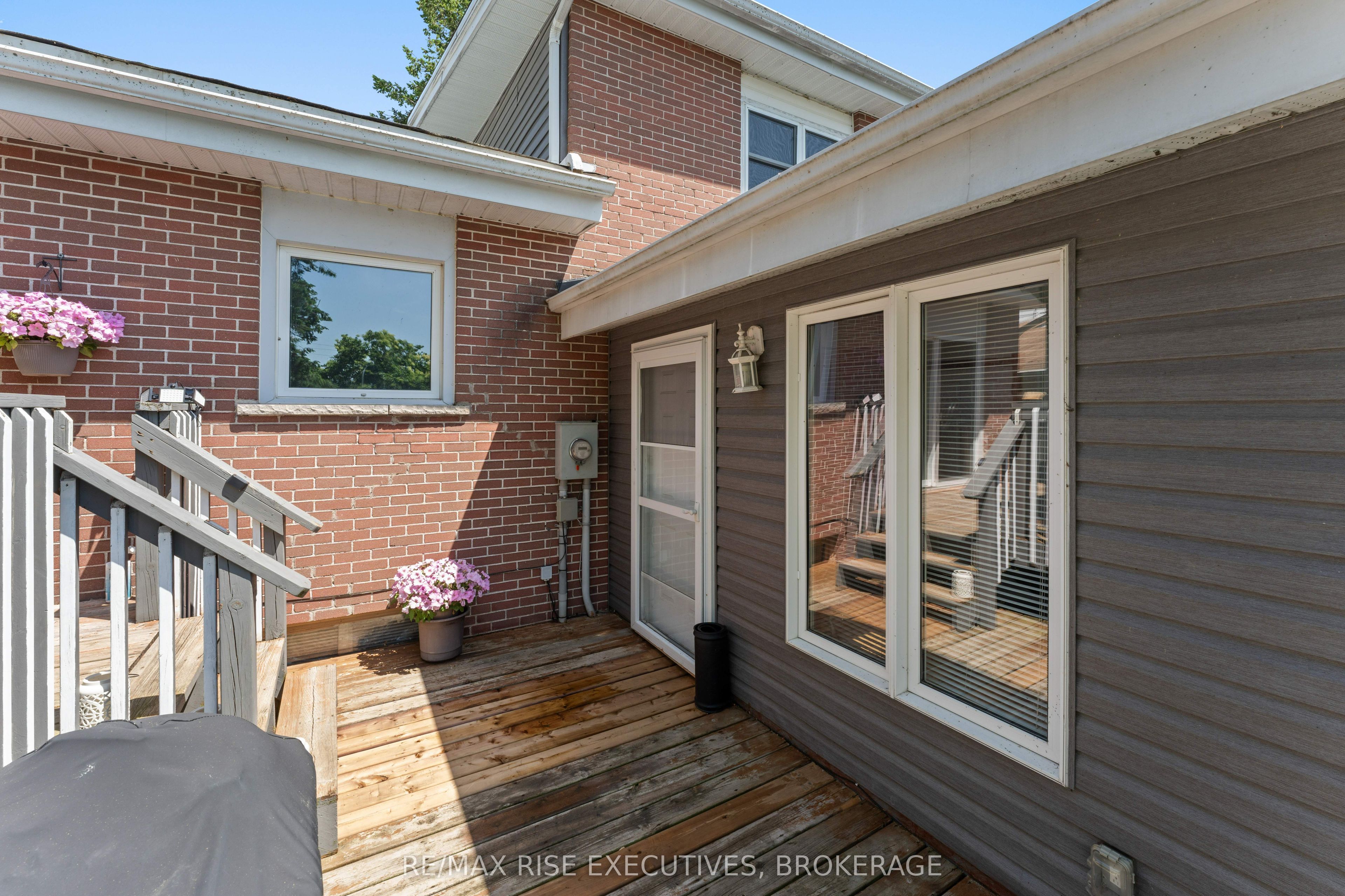 883 Percy Crescent Property Photo 19