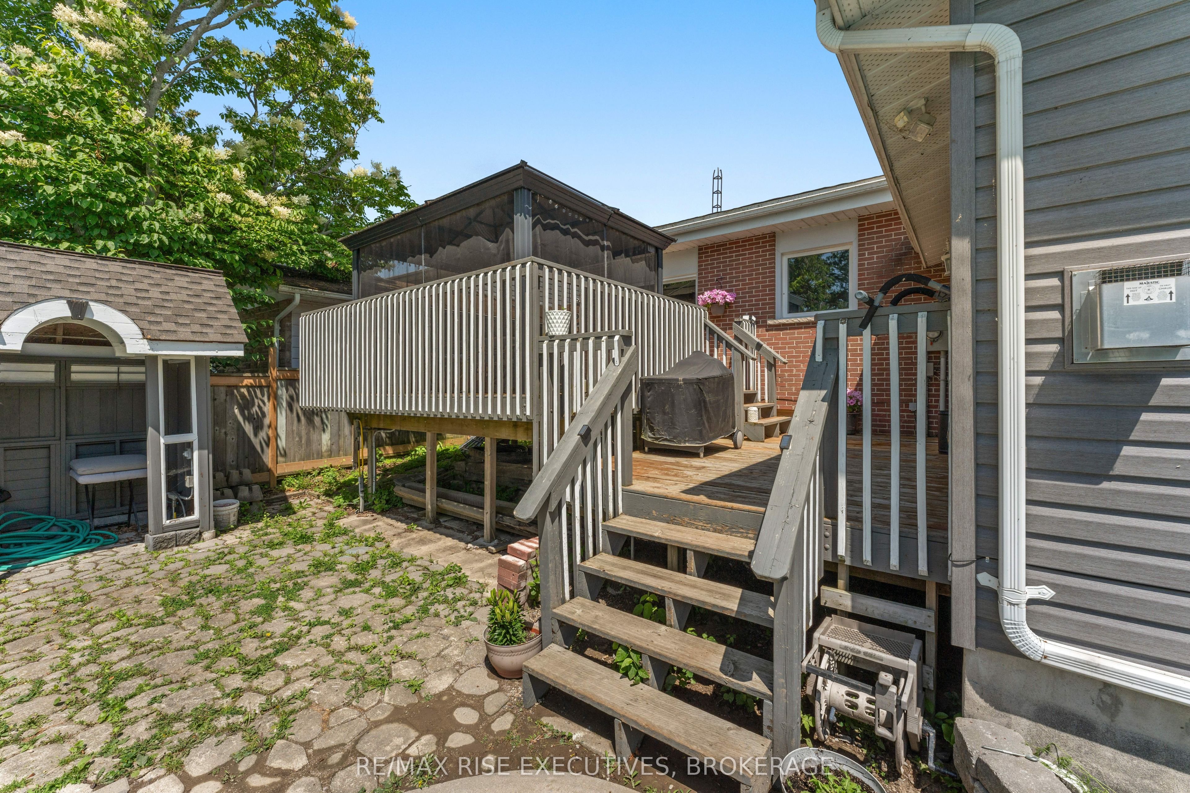 883 Percy Crescent Property Photo 22