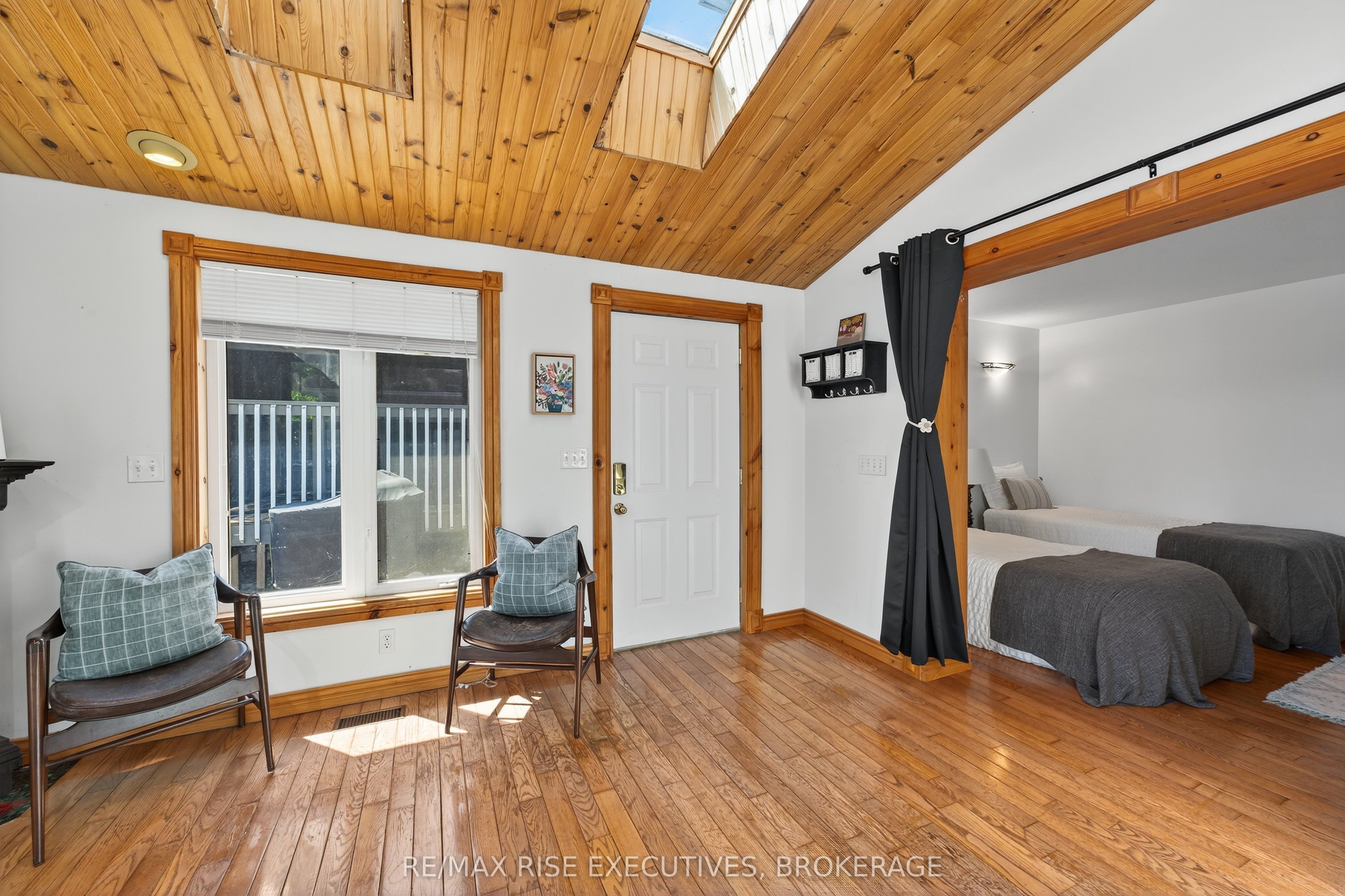 883 Percy Crescent Property Photo 34
