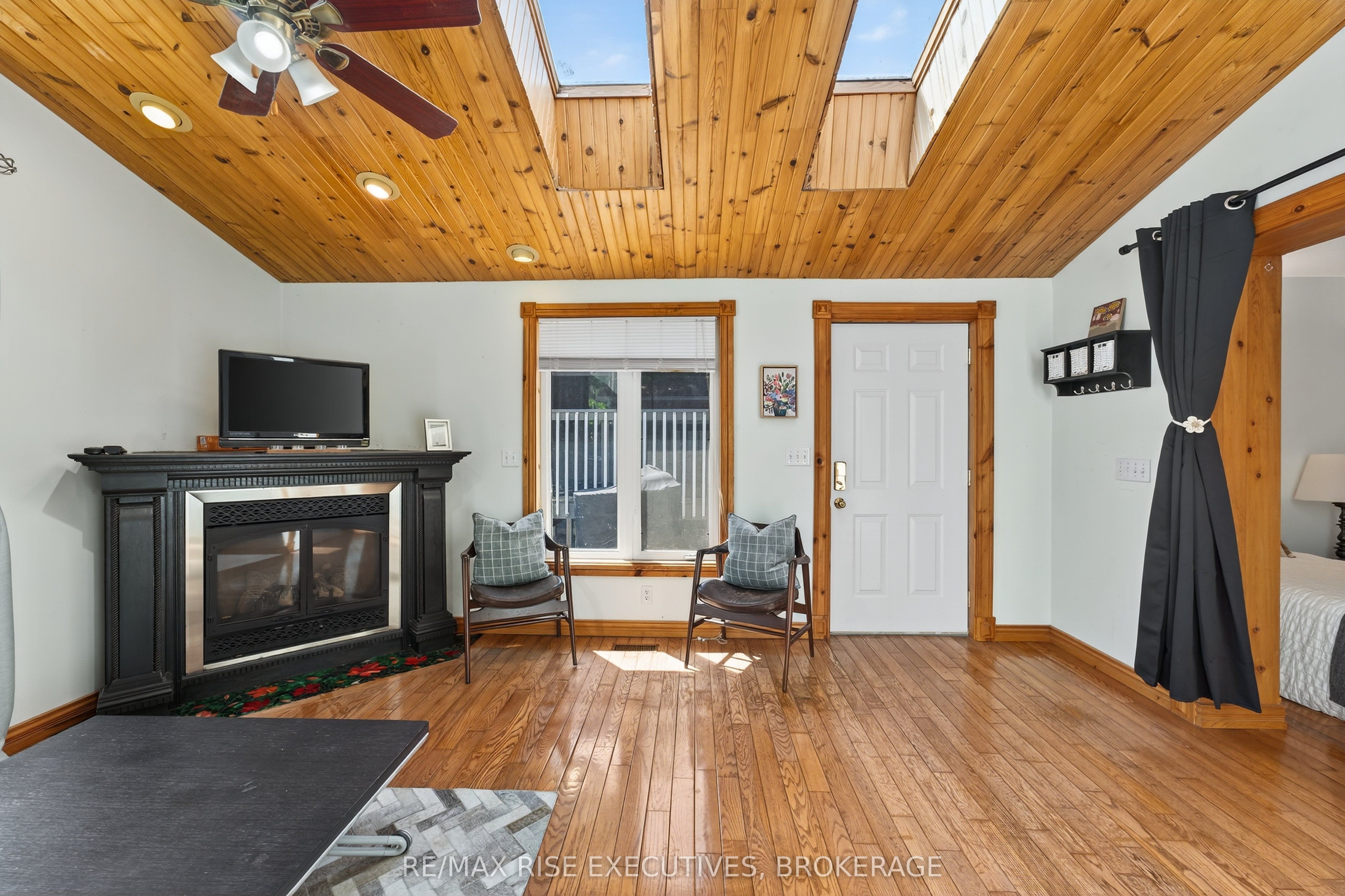 883 Percy Crescent Property Photo 35