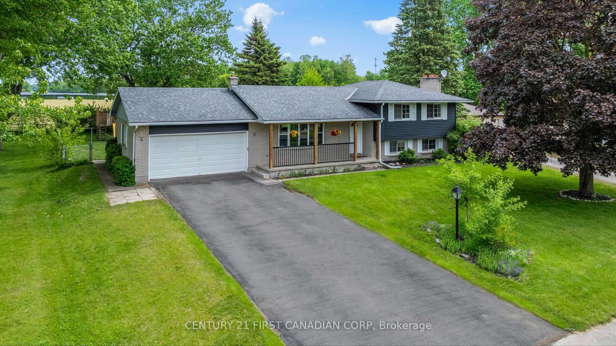 741 Glover Cres Property Photo 1