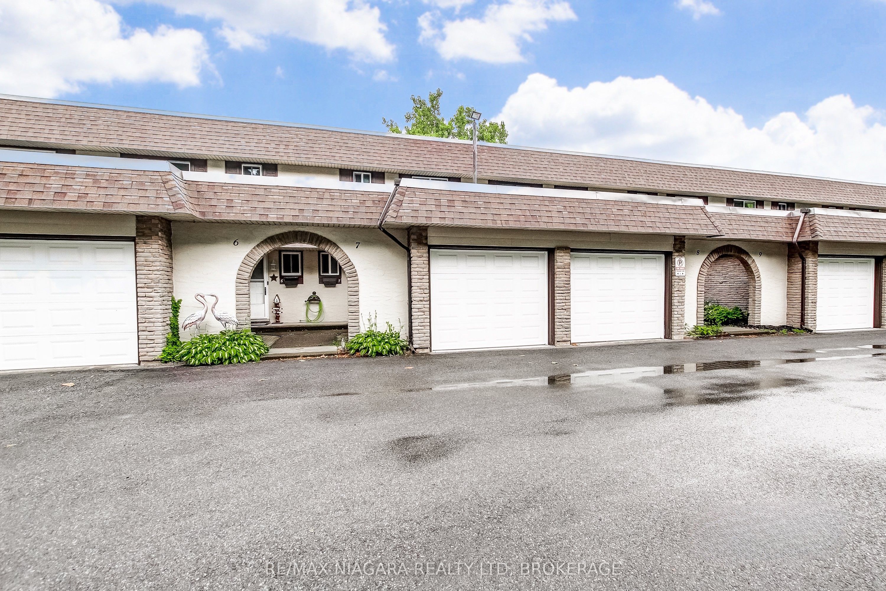 #7 - 4230 Meadowvale Drive Property Photo 1