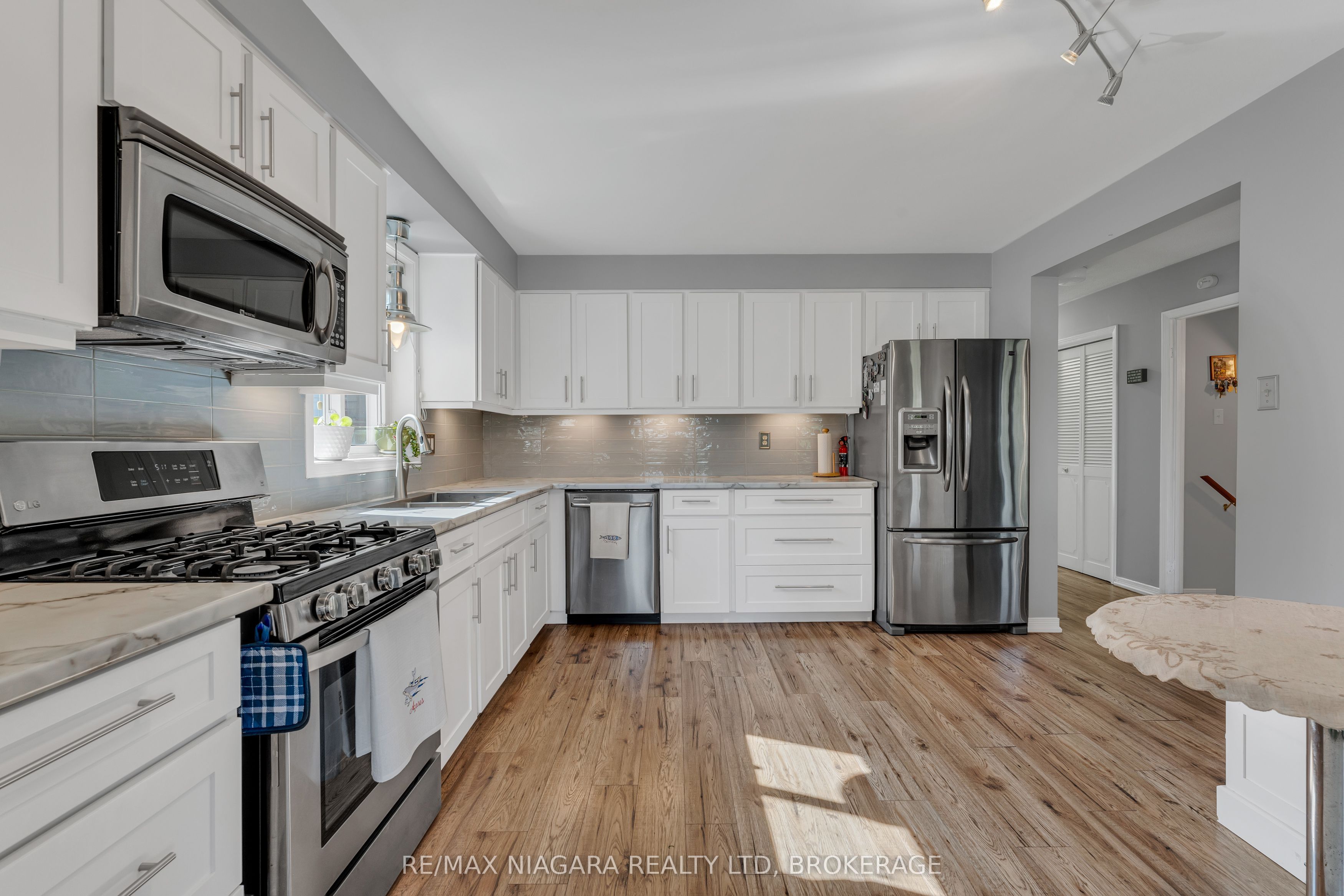 642 Carlton Street Property Photo 6