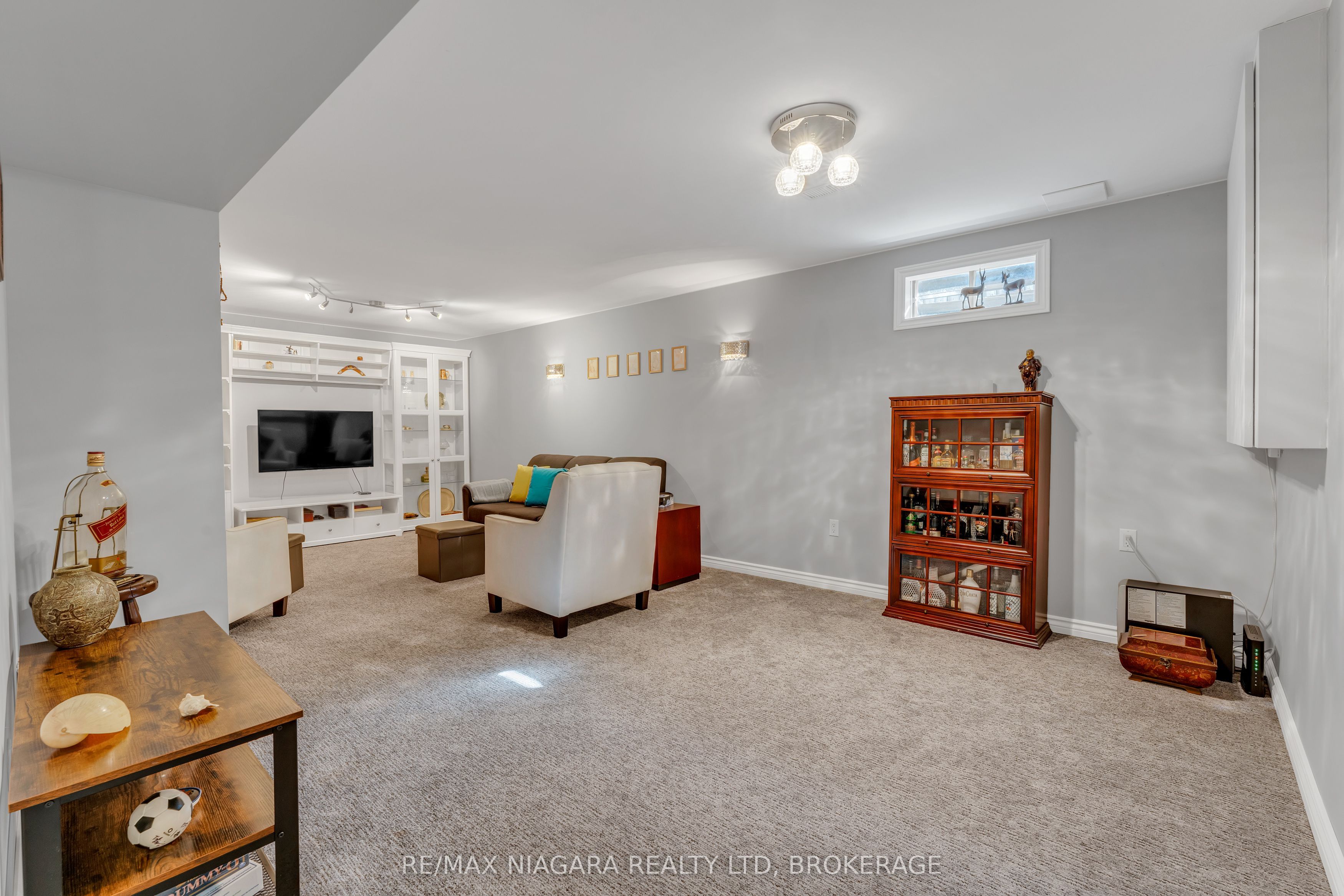 642 Carlton Street Property Photo 22