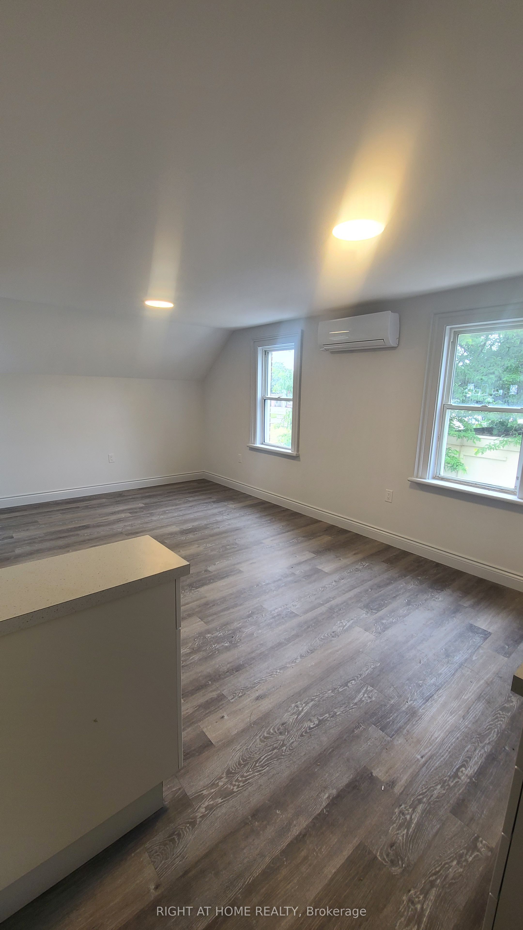 639 Ontario Street 2nd Floor Property Photo 2