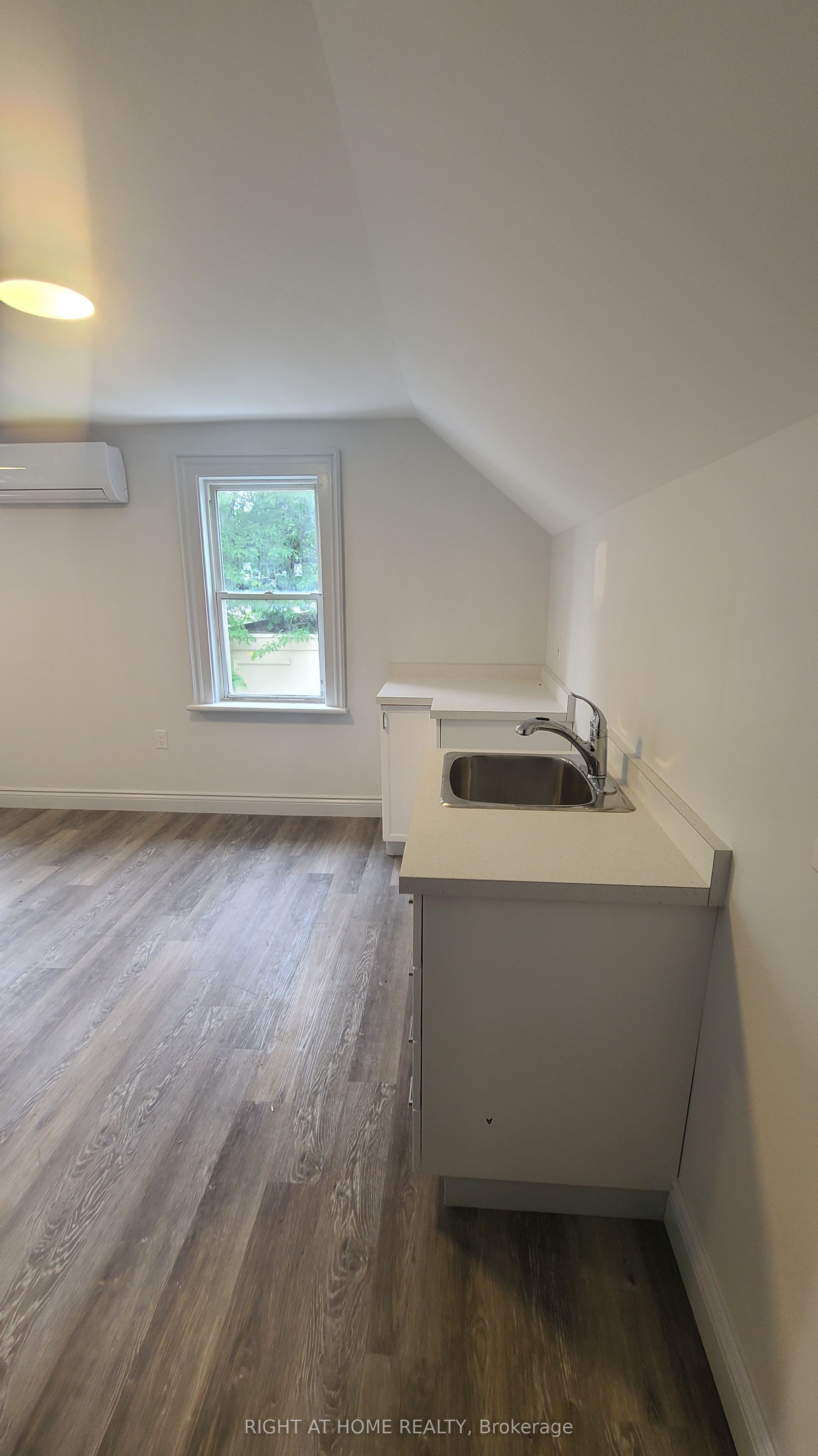 639 Ontario Street 2nd Floor Property Photo 3