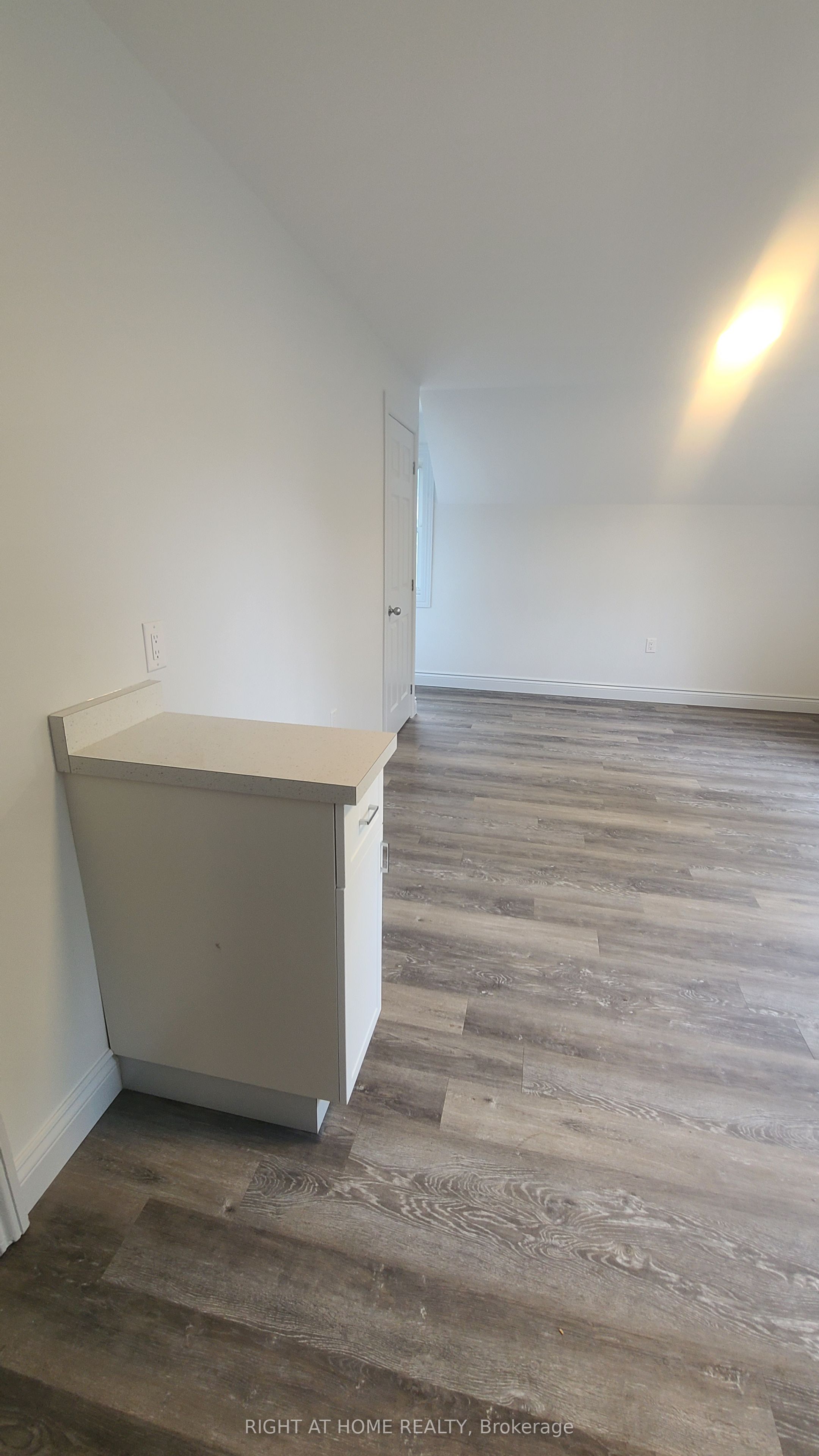 639 Ontario Street 2nd Floor Property Photo 4