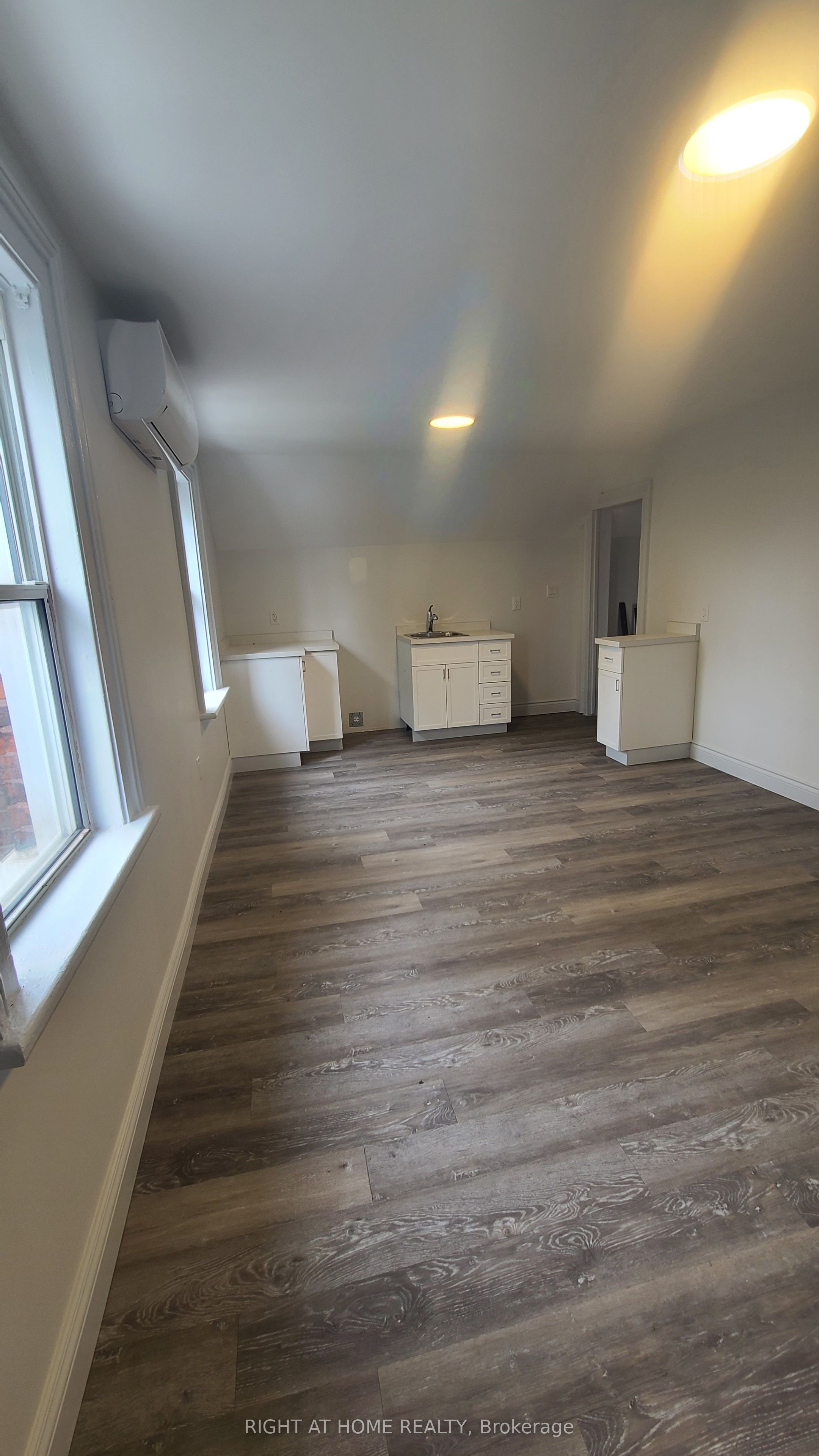 639 Ontario Street 2nd Floor Property Photo 5