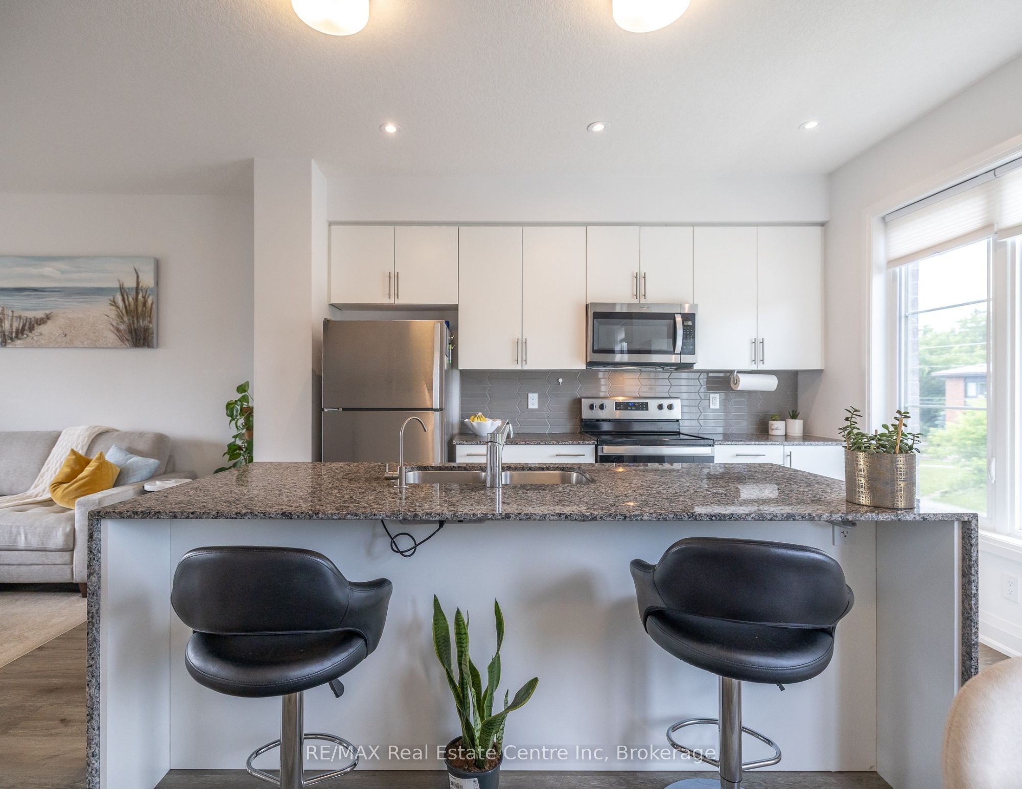 170 Huron Street Property Photo 6