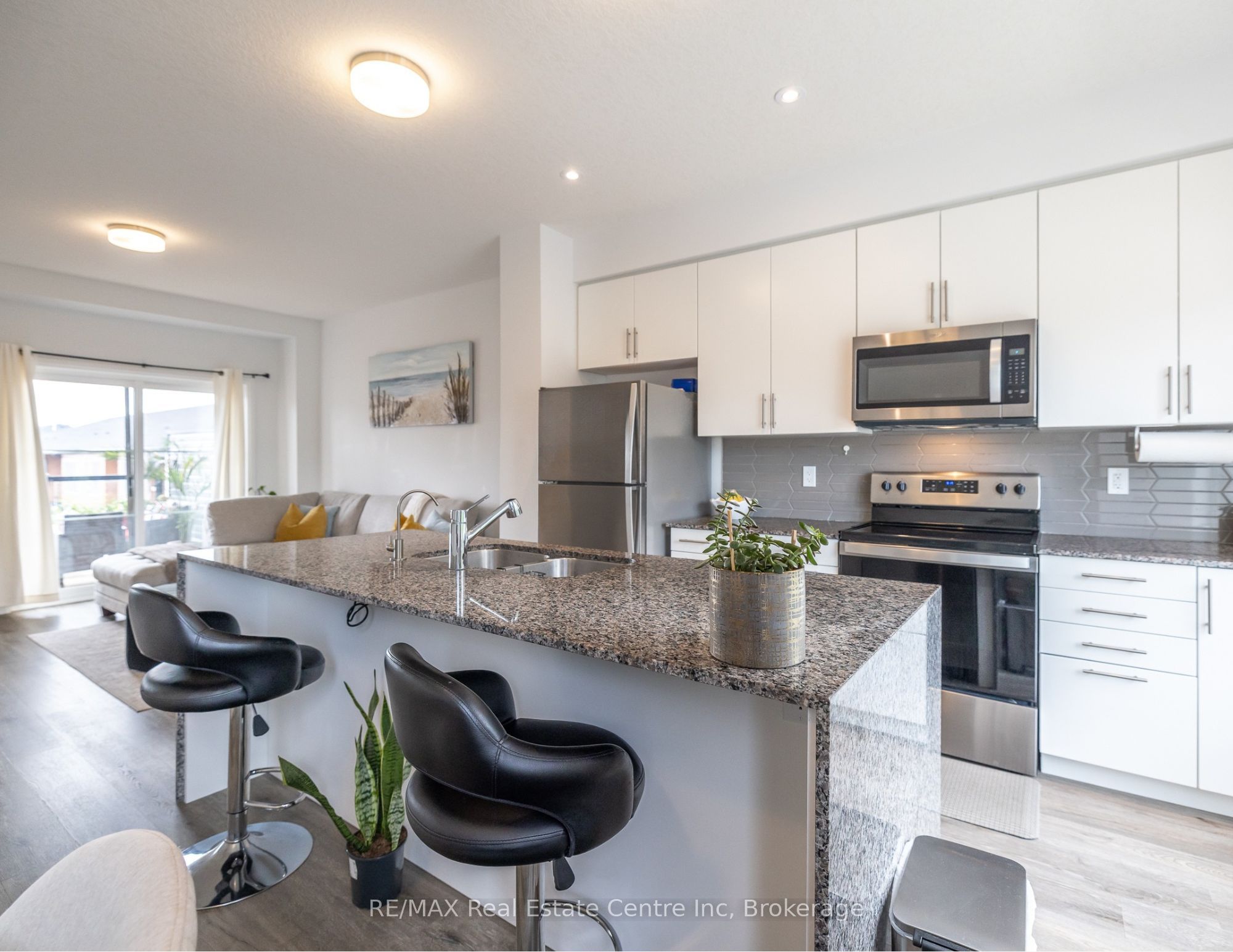 170 Huron Street Property Photo 7