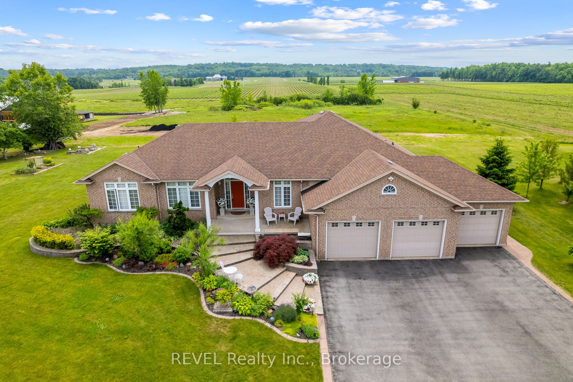 925 QUEENSTON Road Property Photo 1