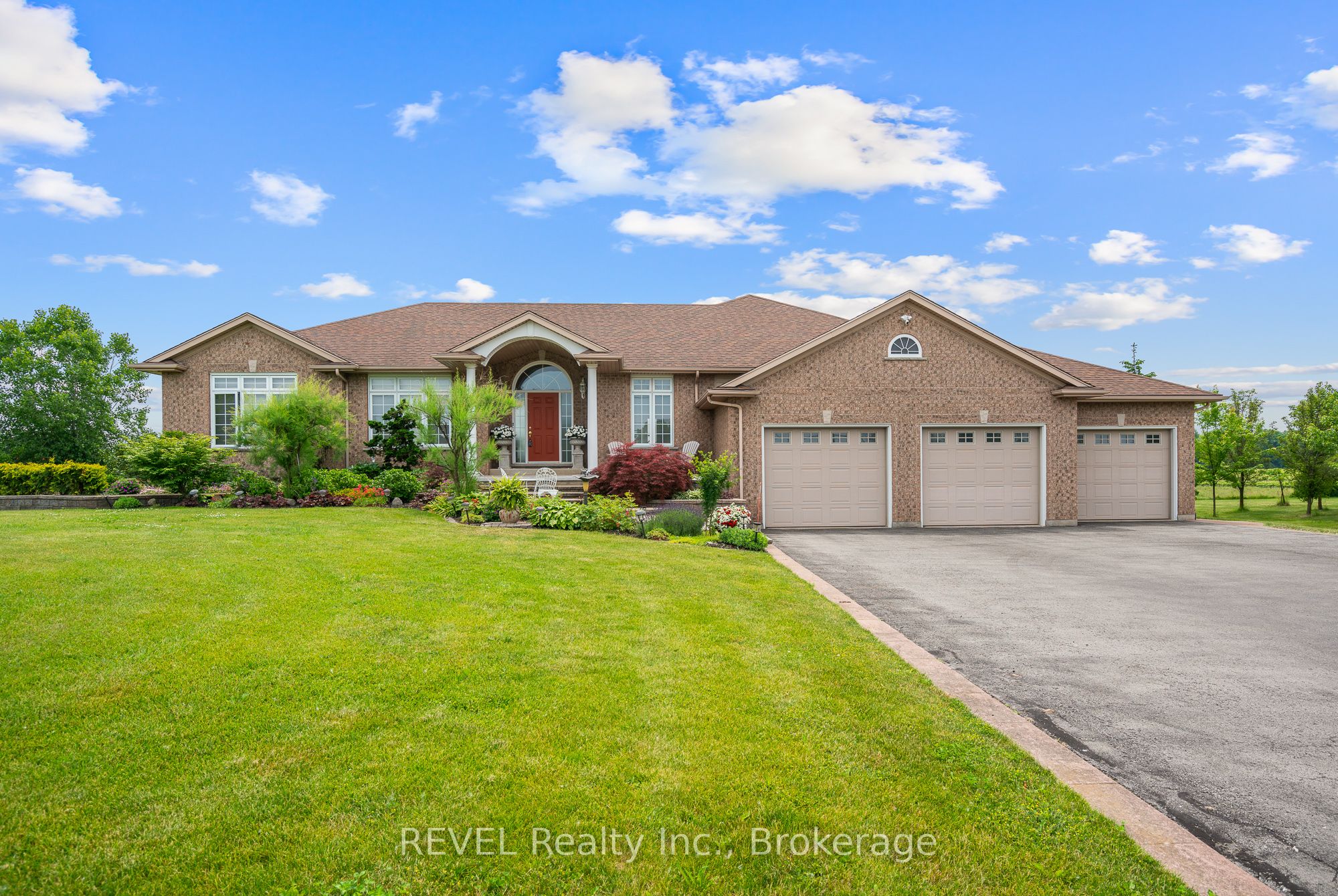 925 Queenston Road Property Photo 2