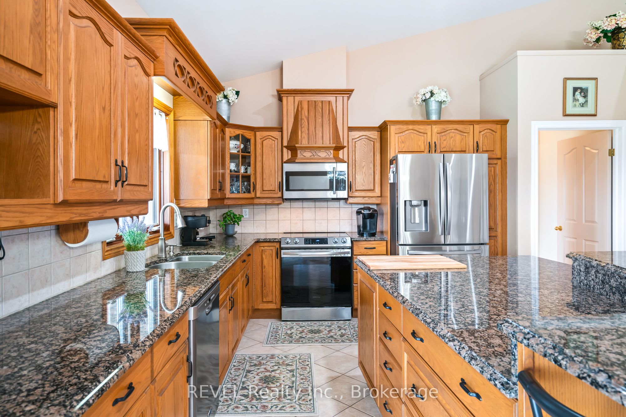 925 Queenston Road Property Photo 14