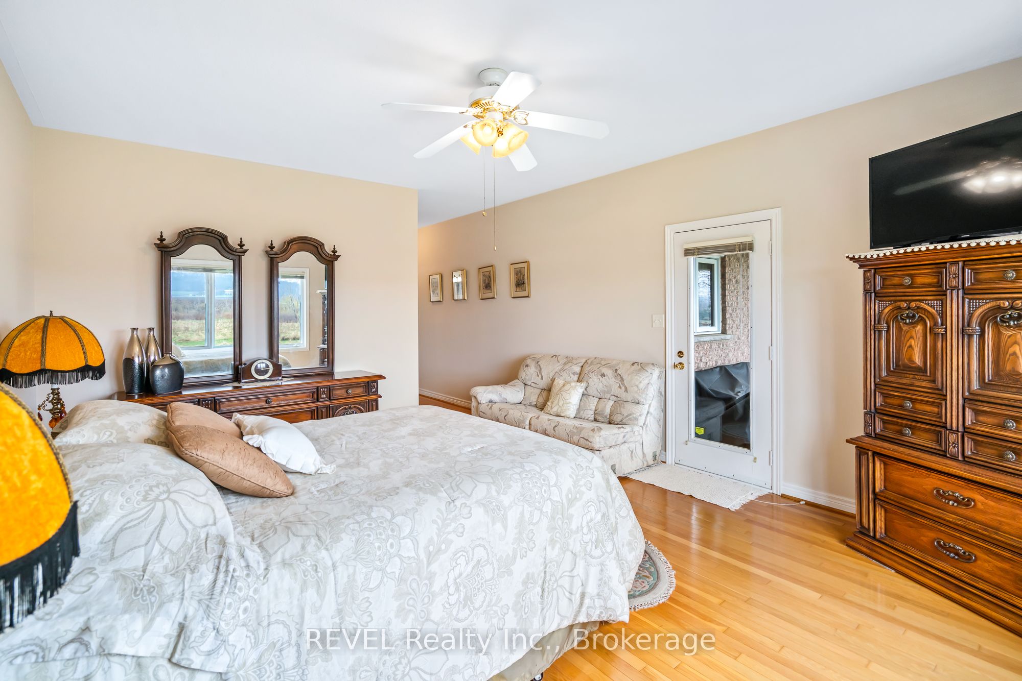 925 Queenston Road Property Photo 21