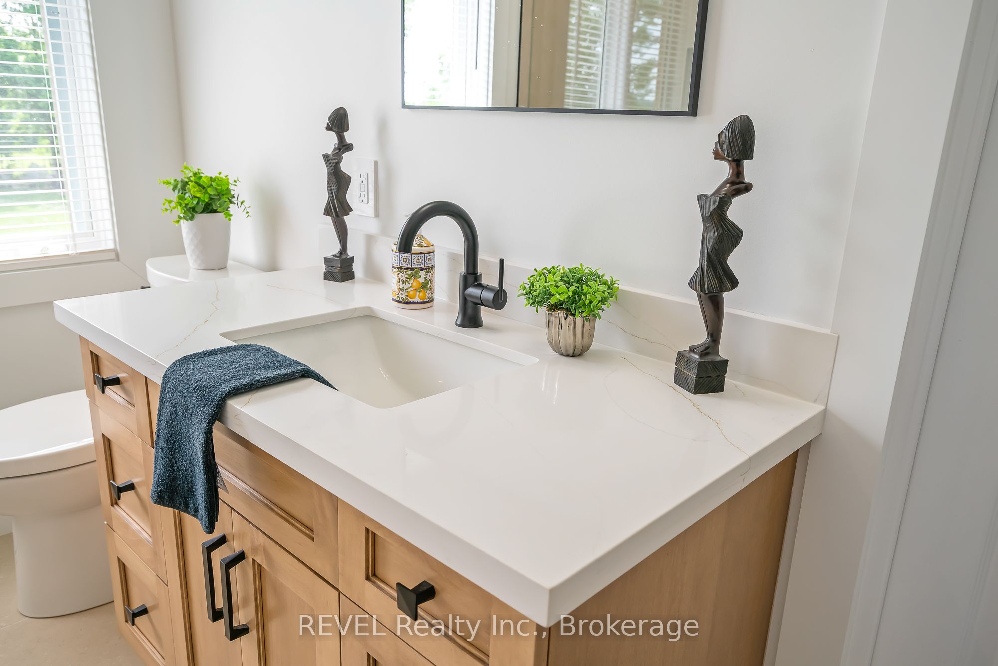 925 Queenston Road Property Photo 28