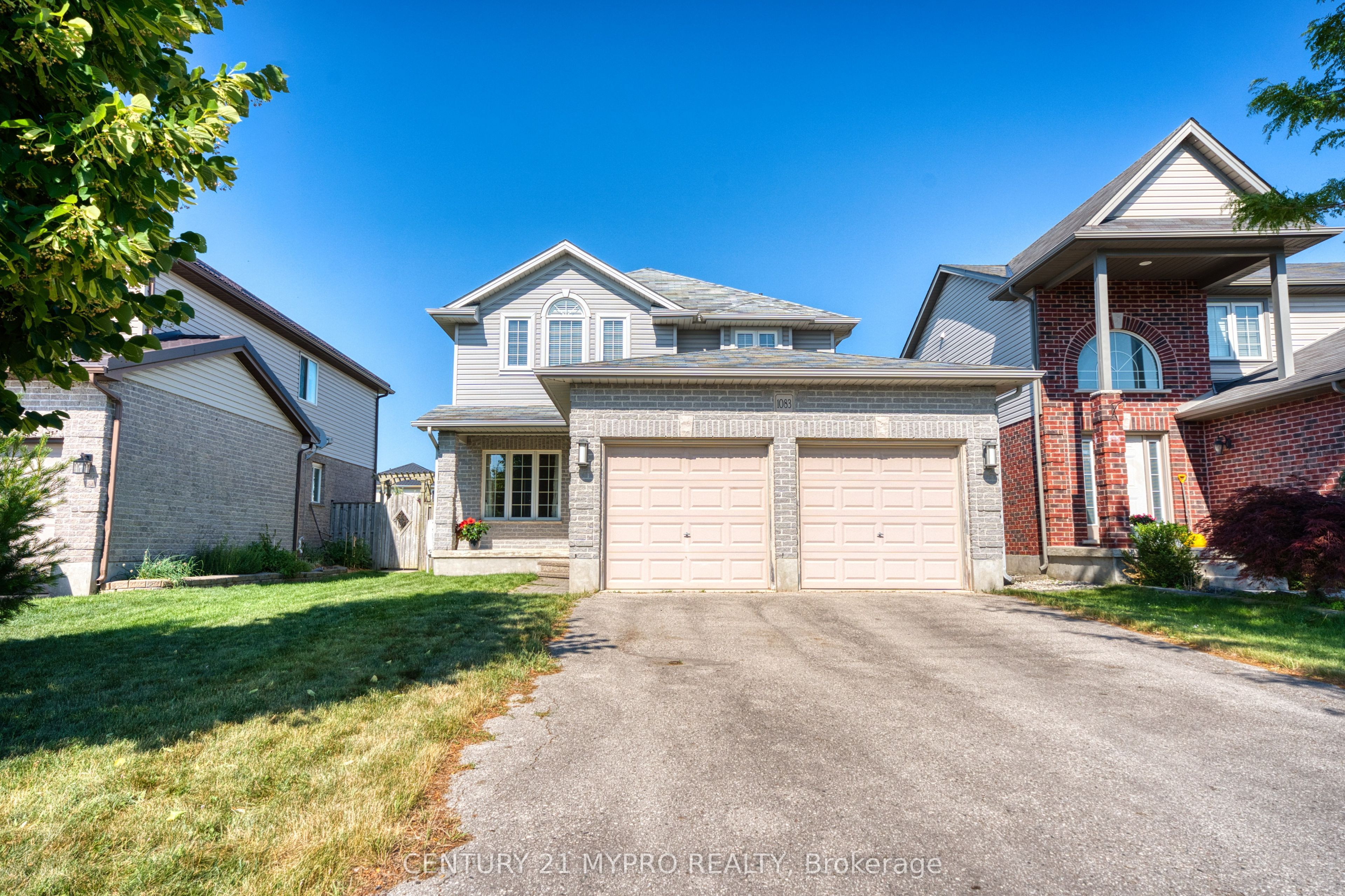 1083 Hanson Cres Property Photo 1