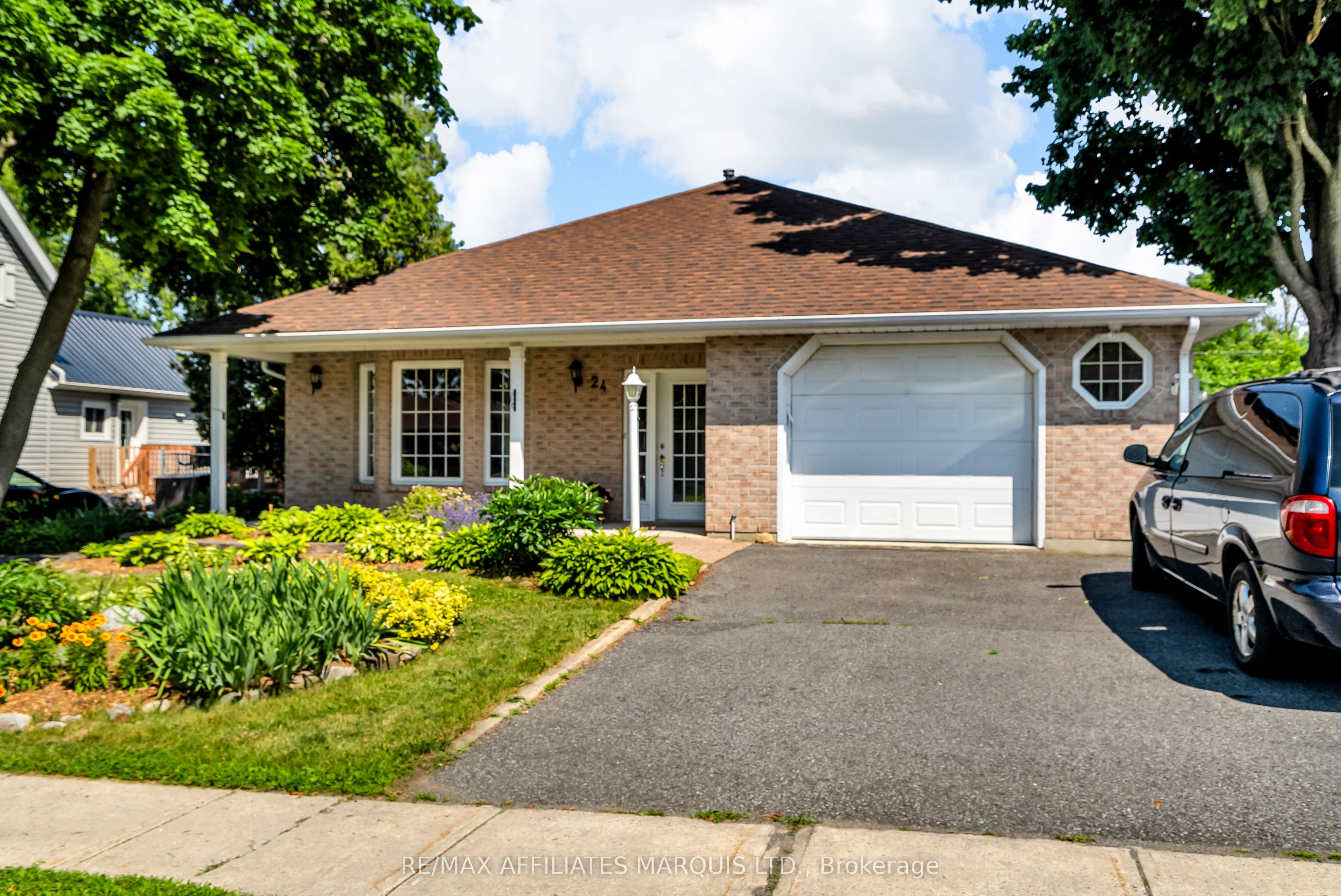 24 Saunders Avenue Property Photo 2