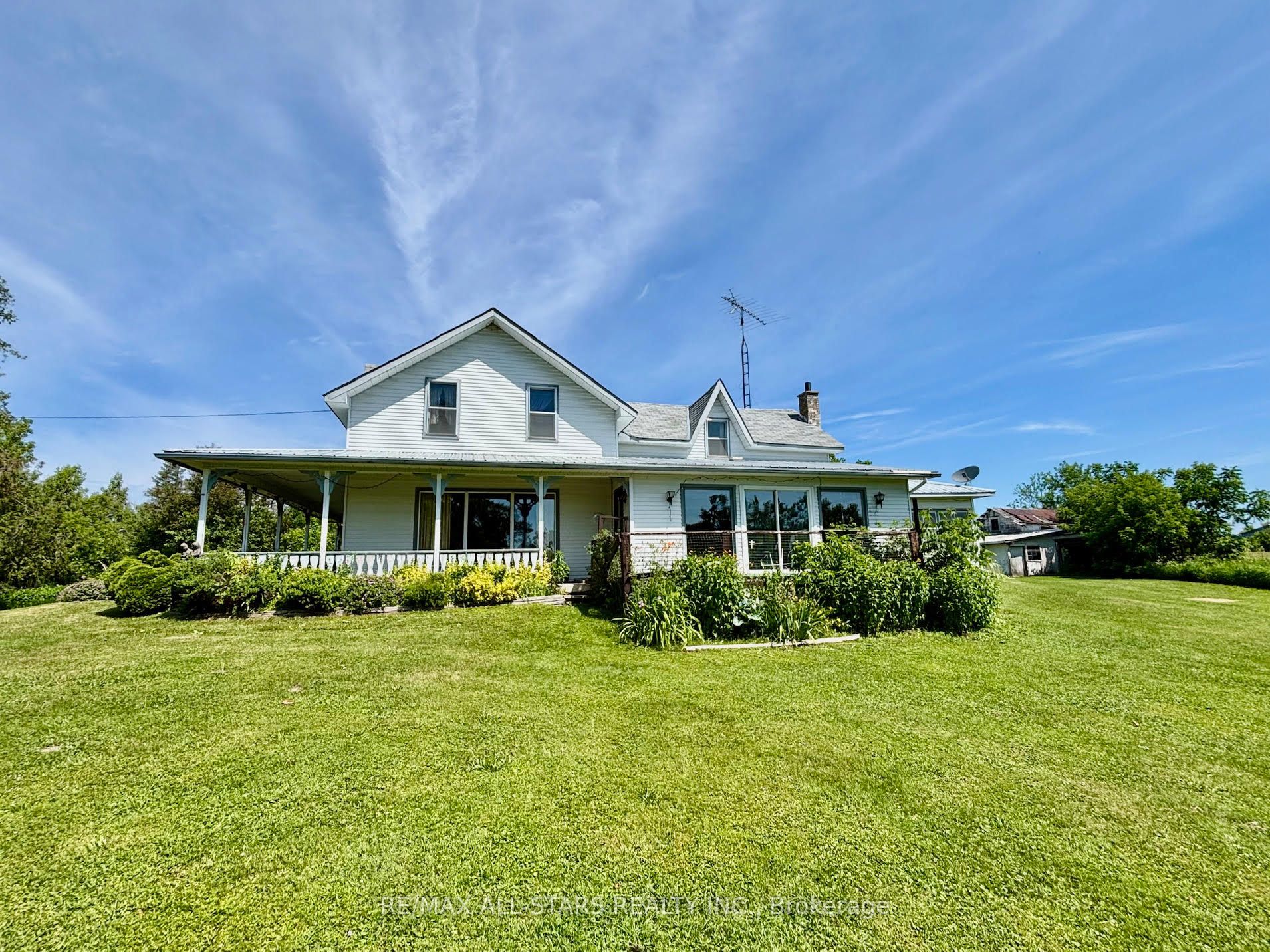 1864 Victoria Rd Property Photo 1