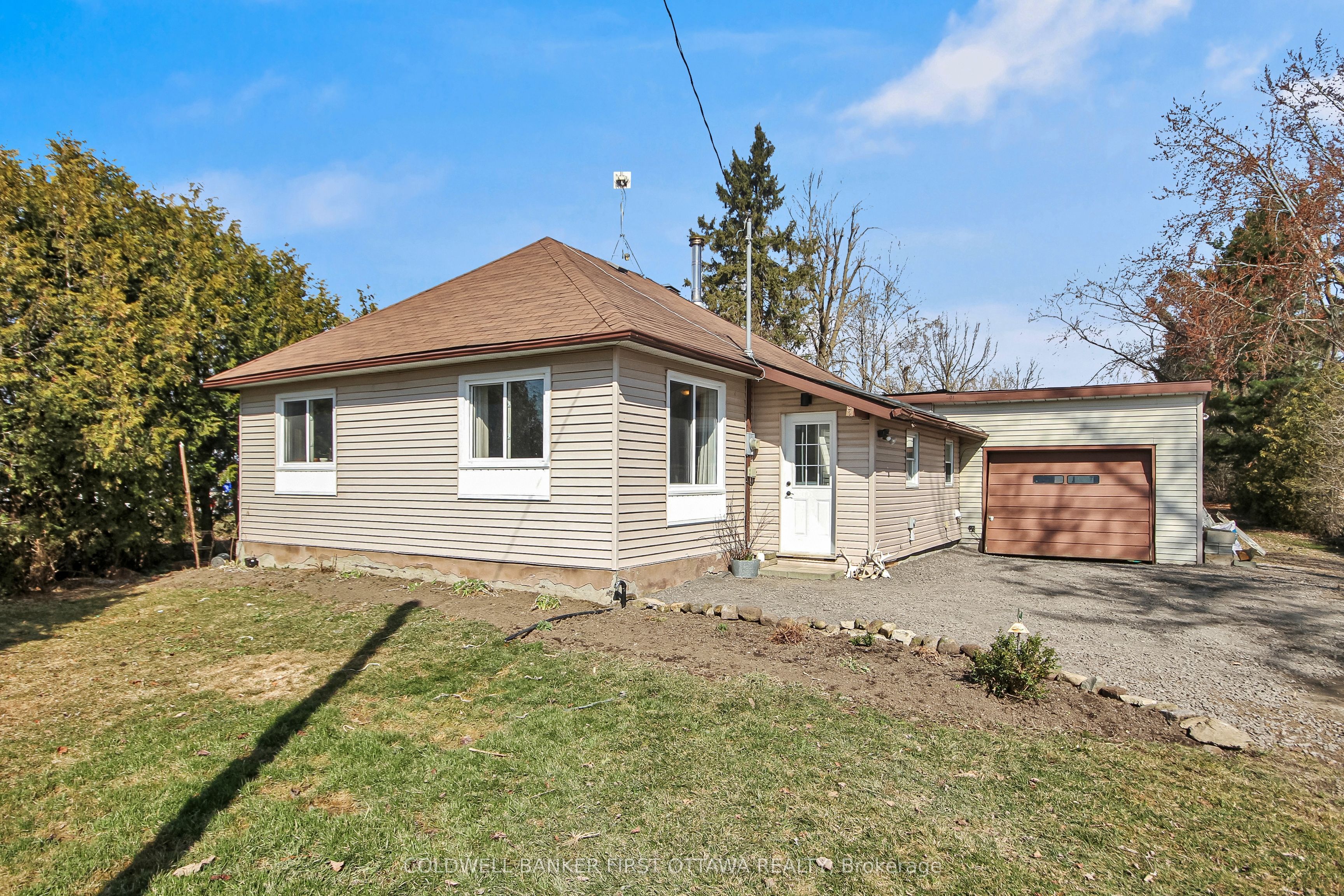 6671 Dalmeny Road Property Photo 1