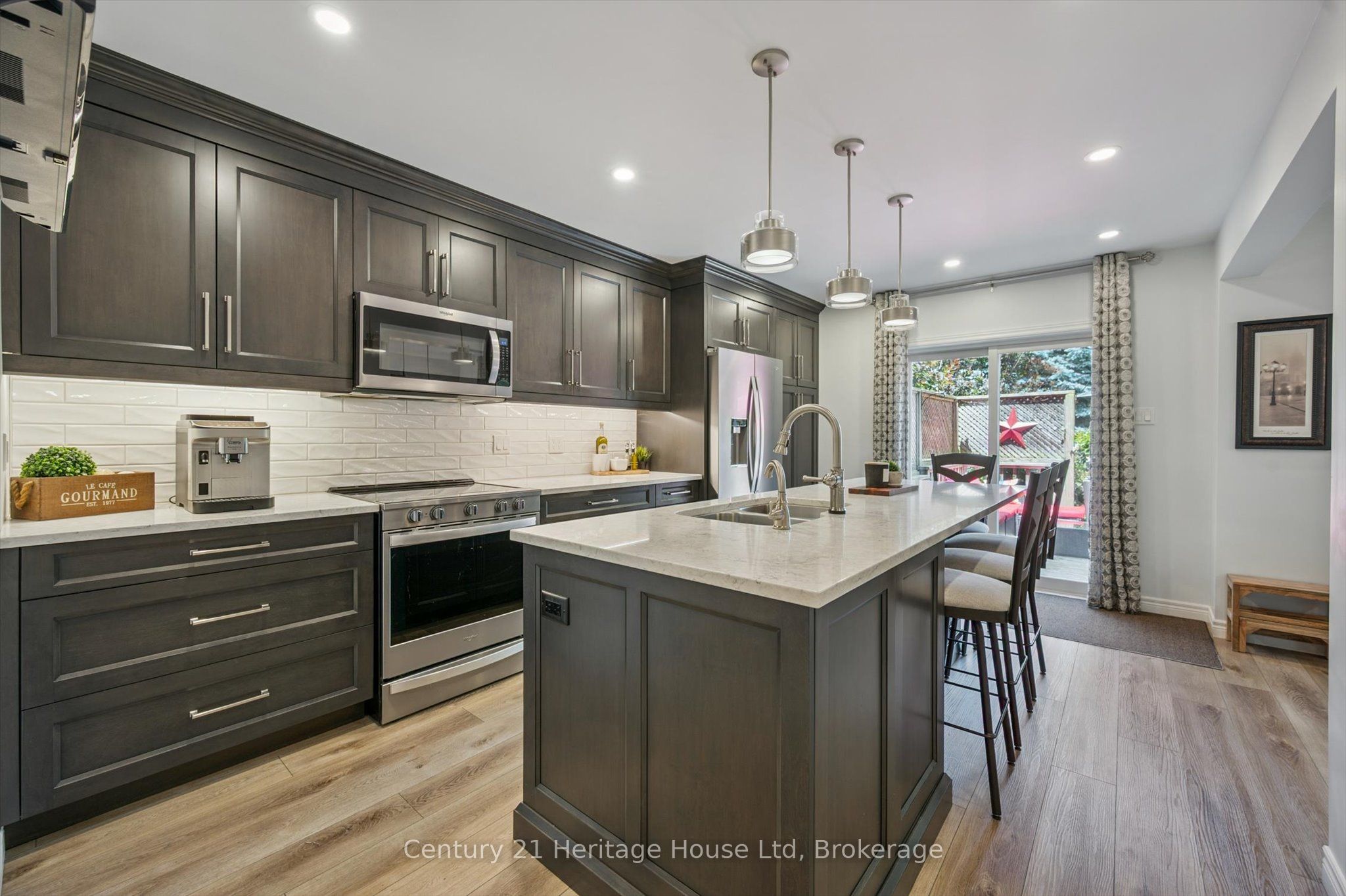 685 Willow Road Property Photo 1