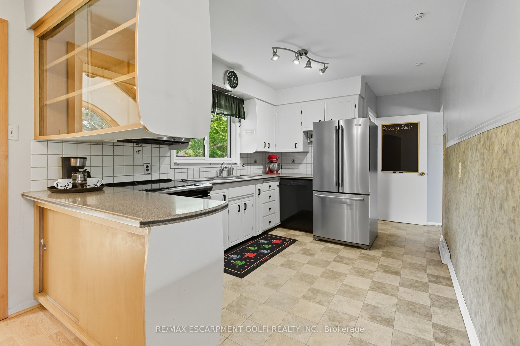 16 Glendale Drive Property Photo 7