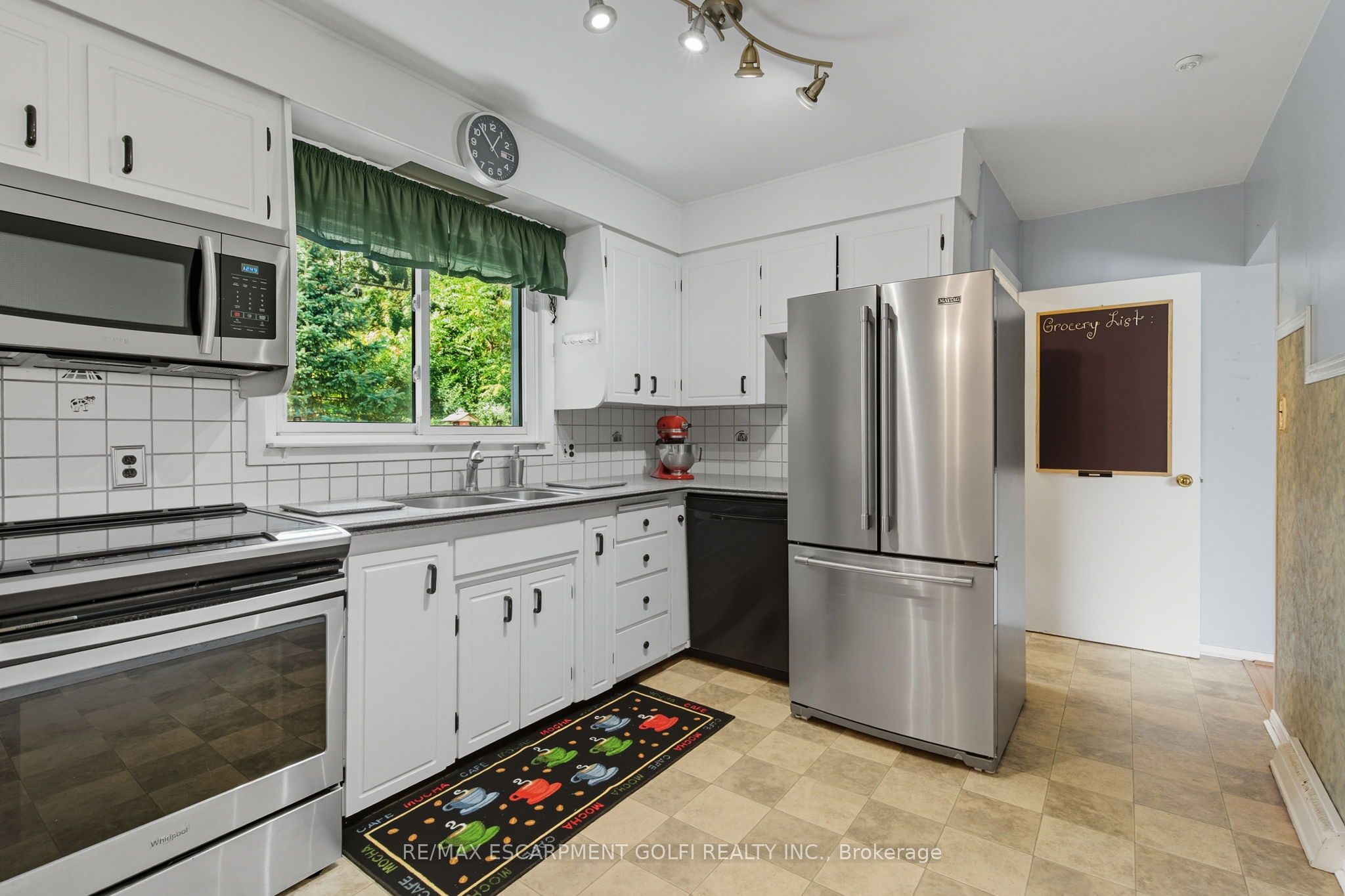 16 Glendale Drive Property Photo 9