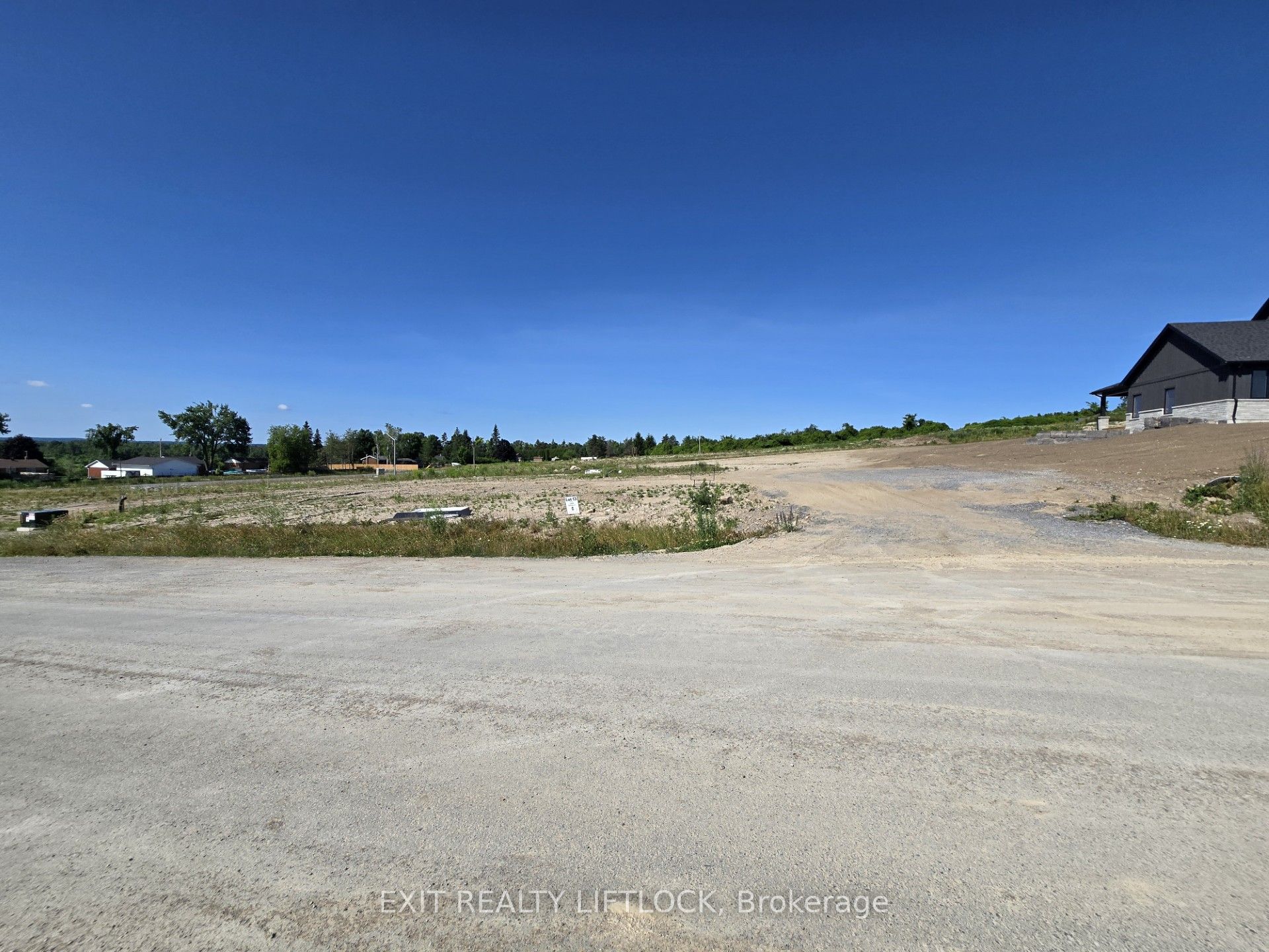 1908 Ashley Crescent Property Photo 3