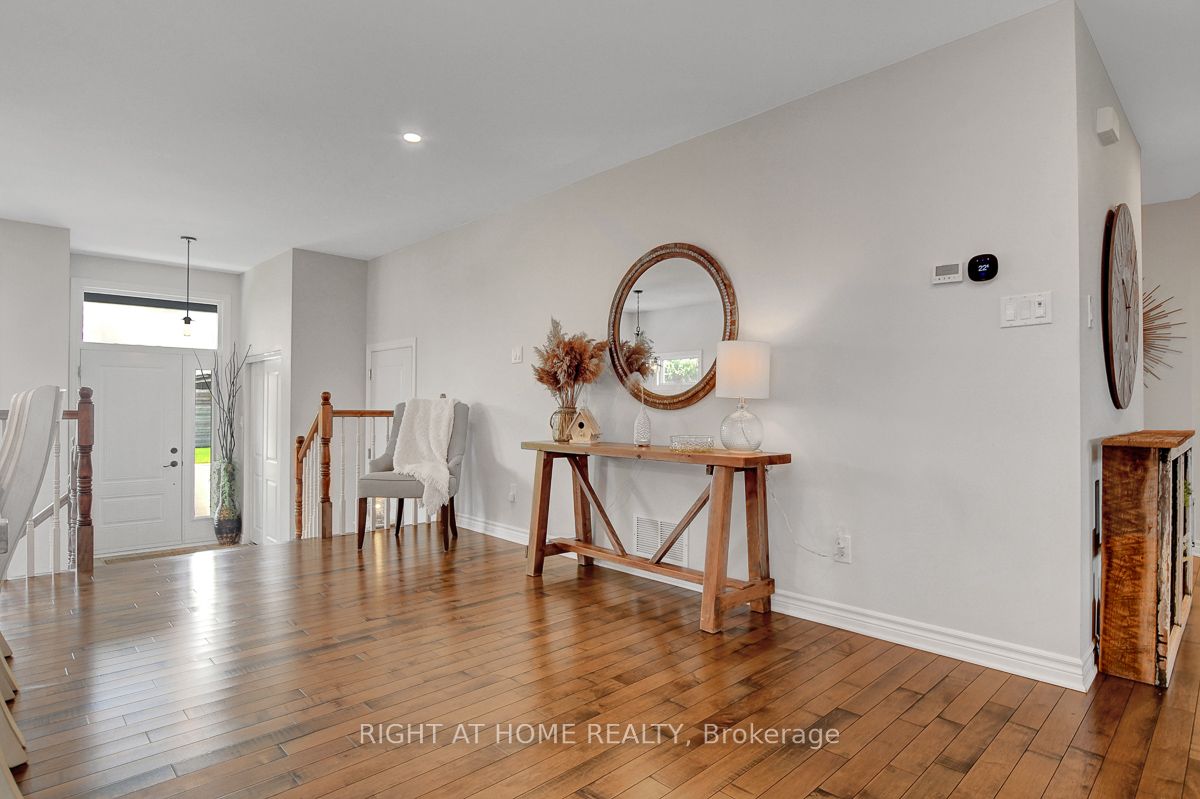 201 Versaille Street Property Photo 6