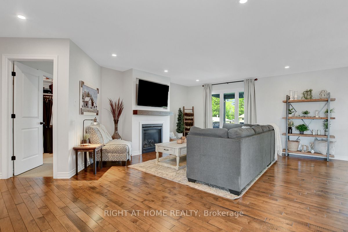 201 Versaille Street Property Photo 9