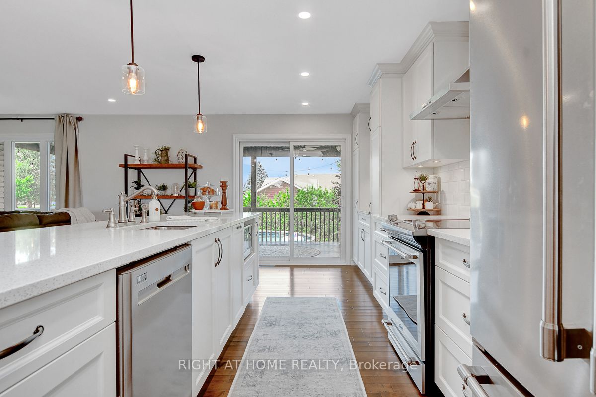 201 Versaille Street Property Photo 14