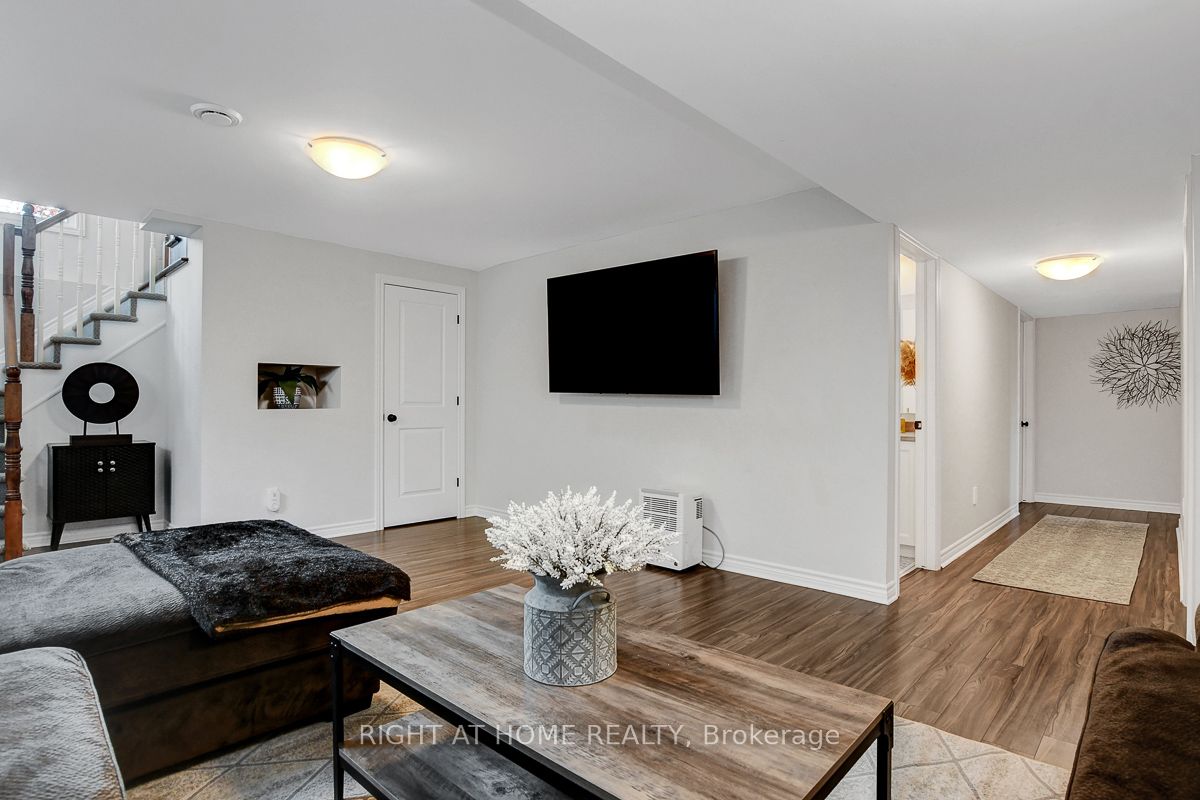 201 Versaille Street Property Photo 33