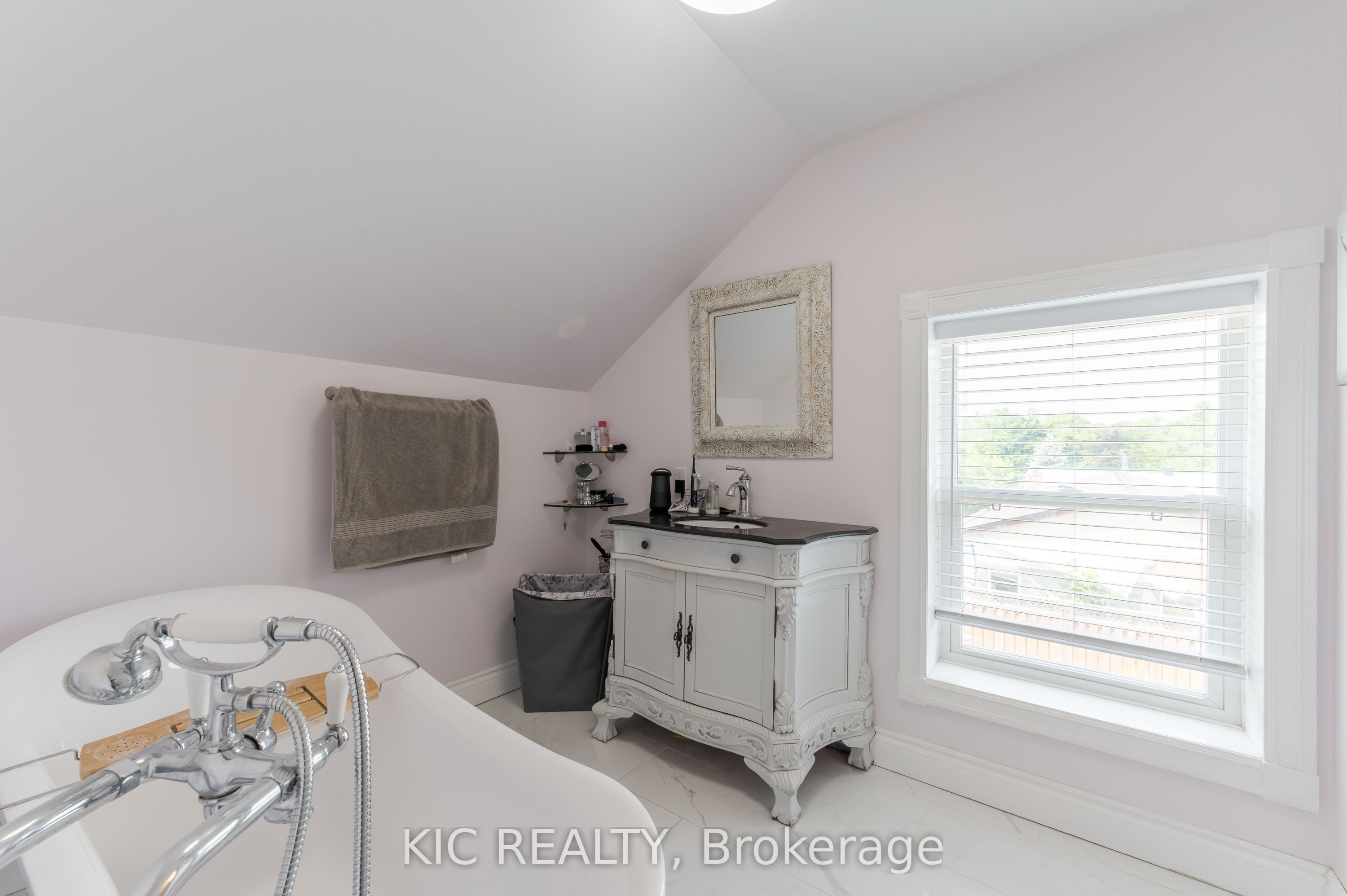 60 Queen Street Property Photo 32