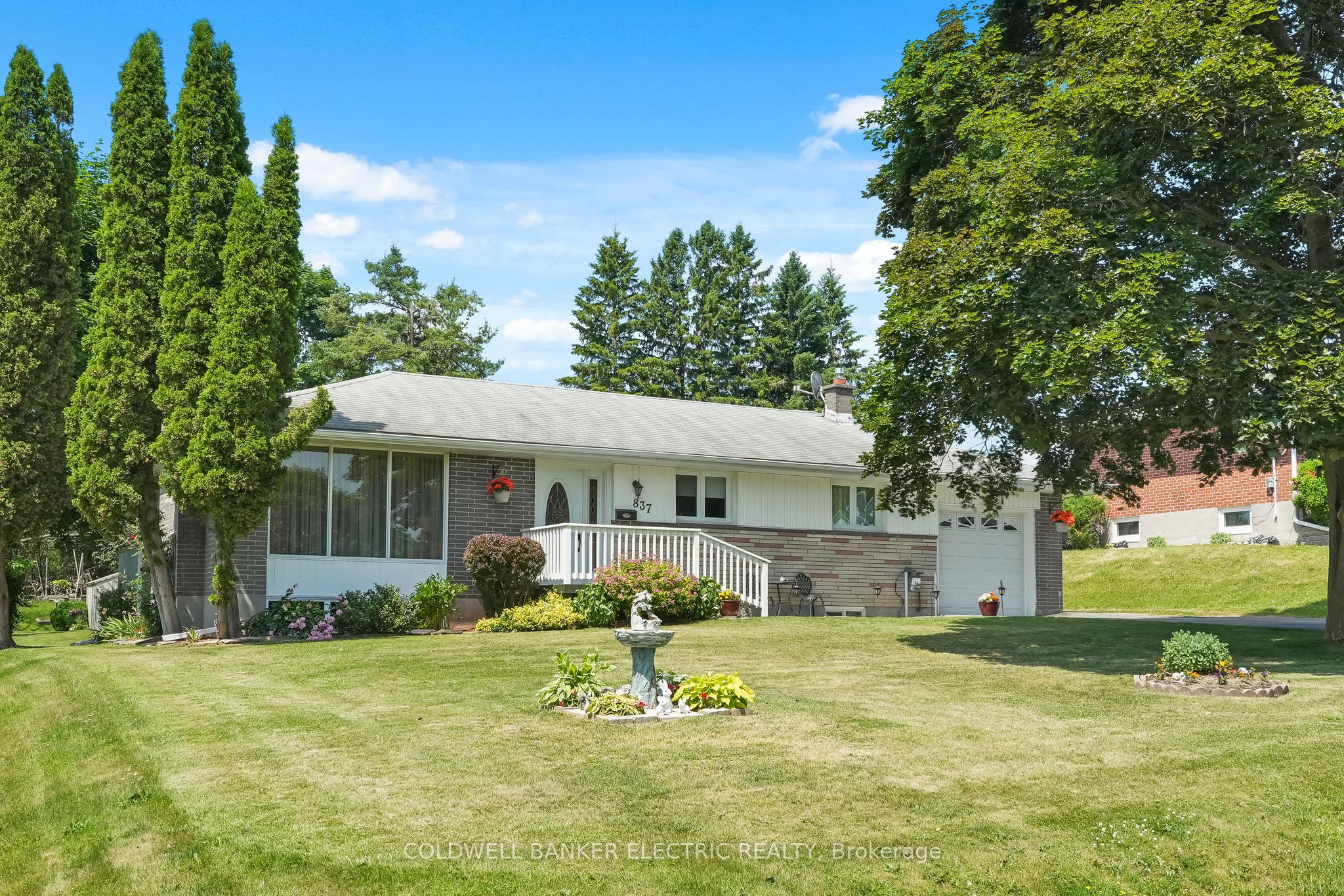 837 Kingsdale Drive Property Photo 1