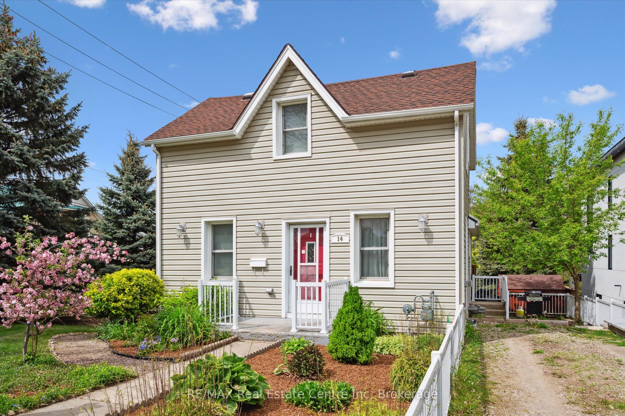 14 Riverside Drive W Property Photo 1