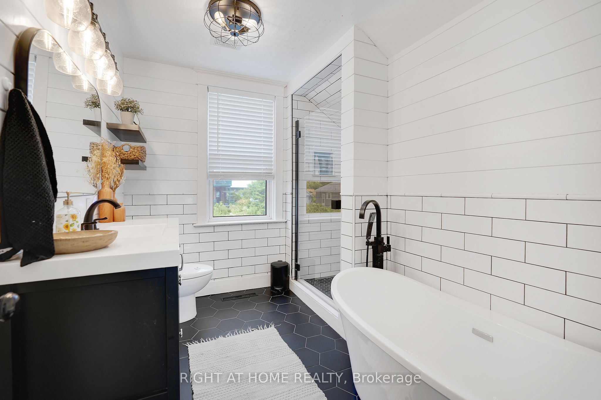 123 John Street Property Photo 30