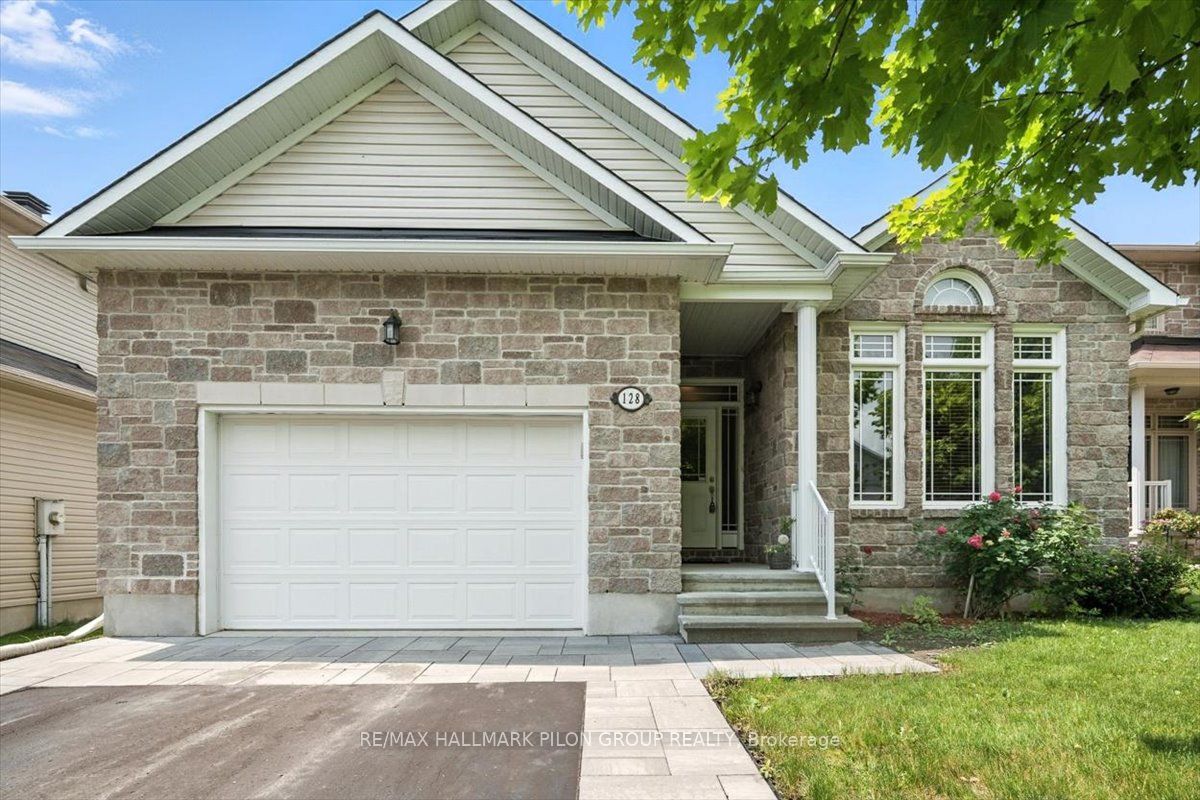128 Topaze Cres Property Photo 1