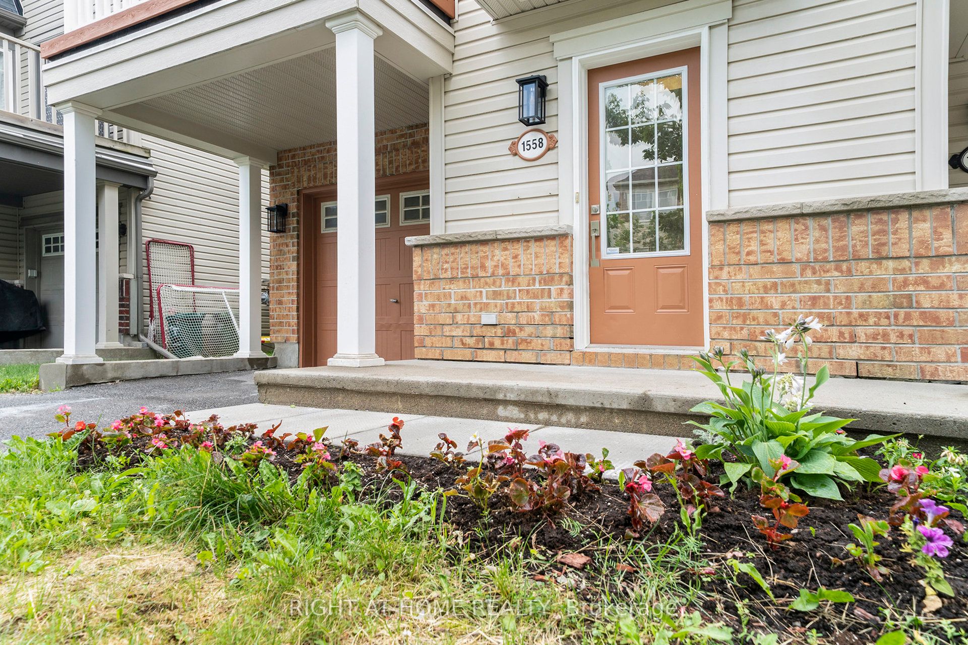 1558 Haydon Circle N Property Photo 4