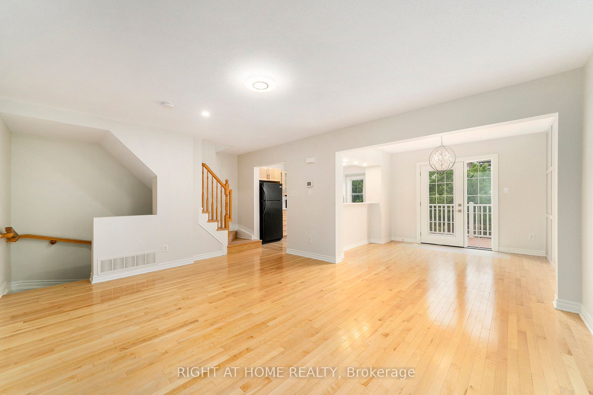 1558 Haydon Circle N Property Photo 6